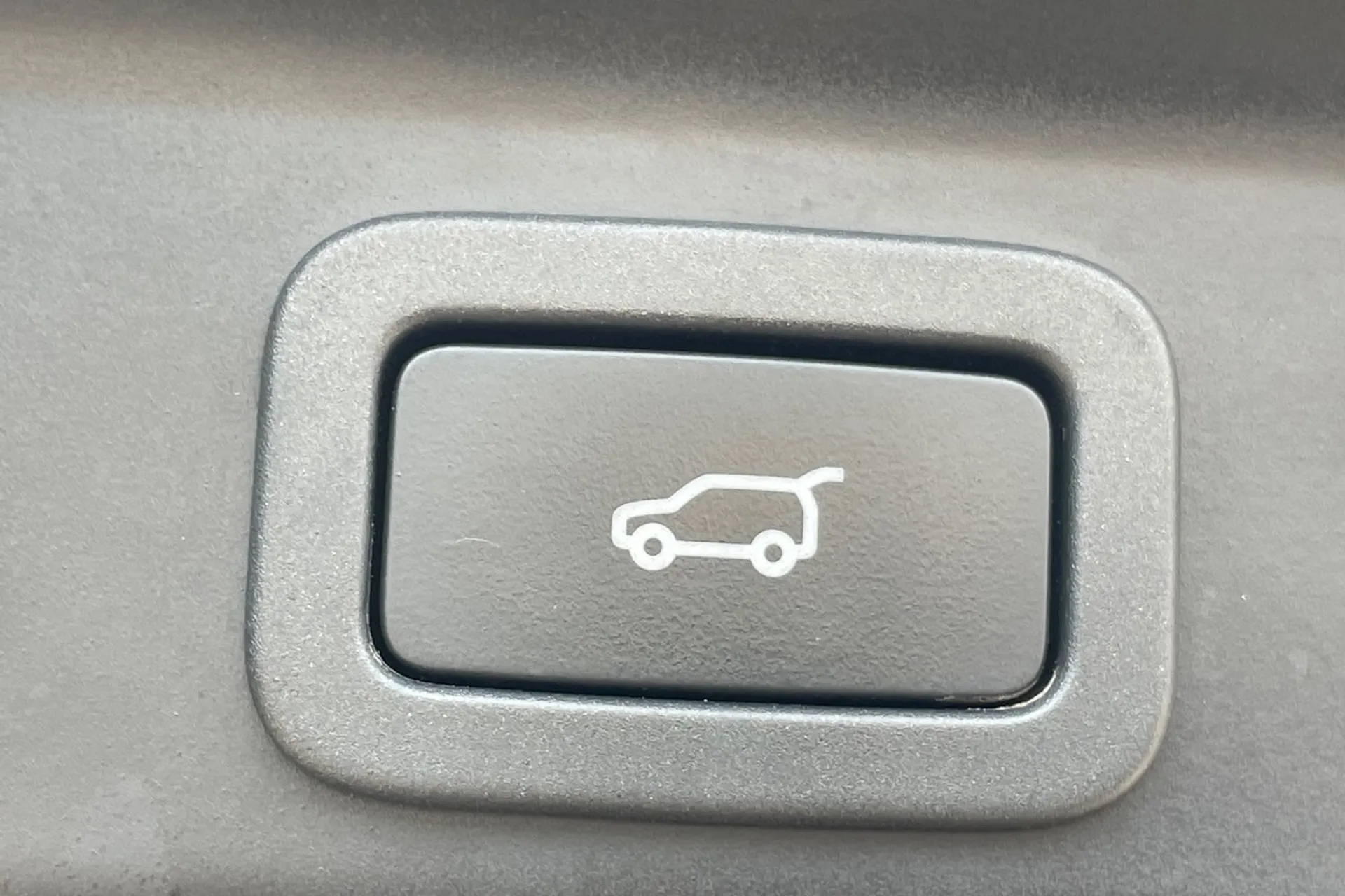 Jaguar F-PACE thumbnail image number 21