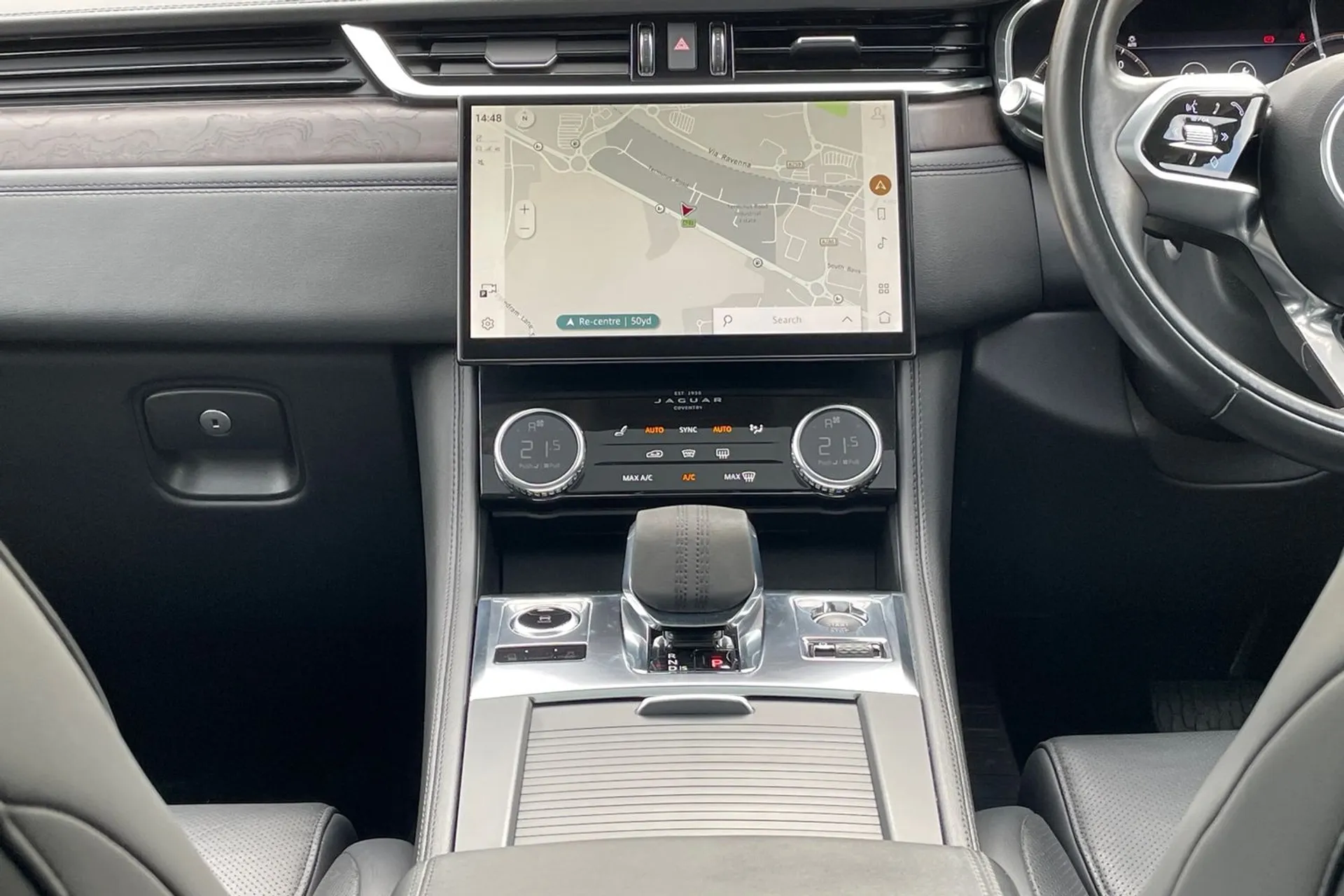 Jaguar F-PACE thumbnail image number 36