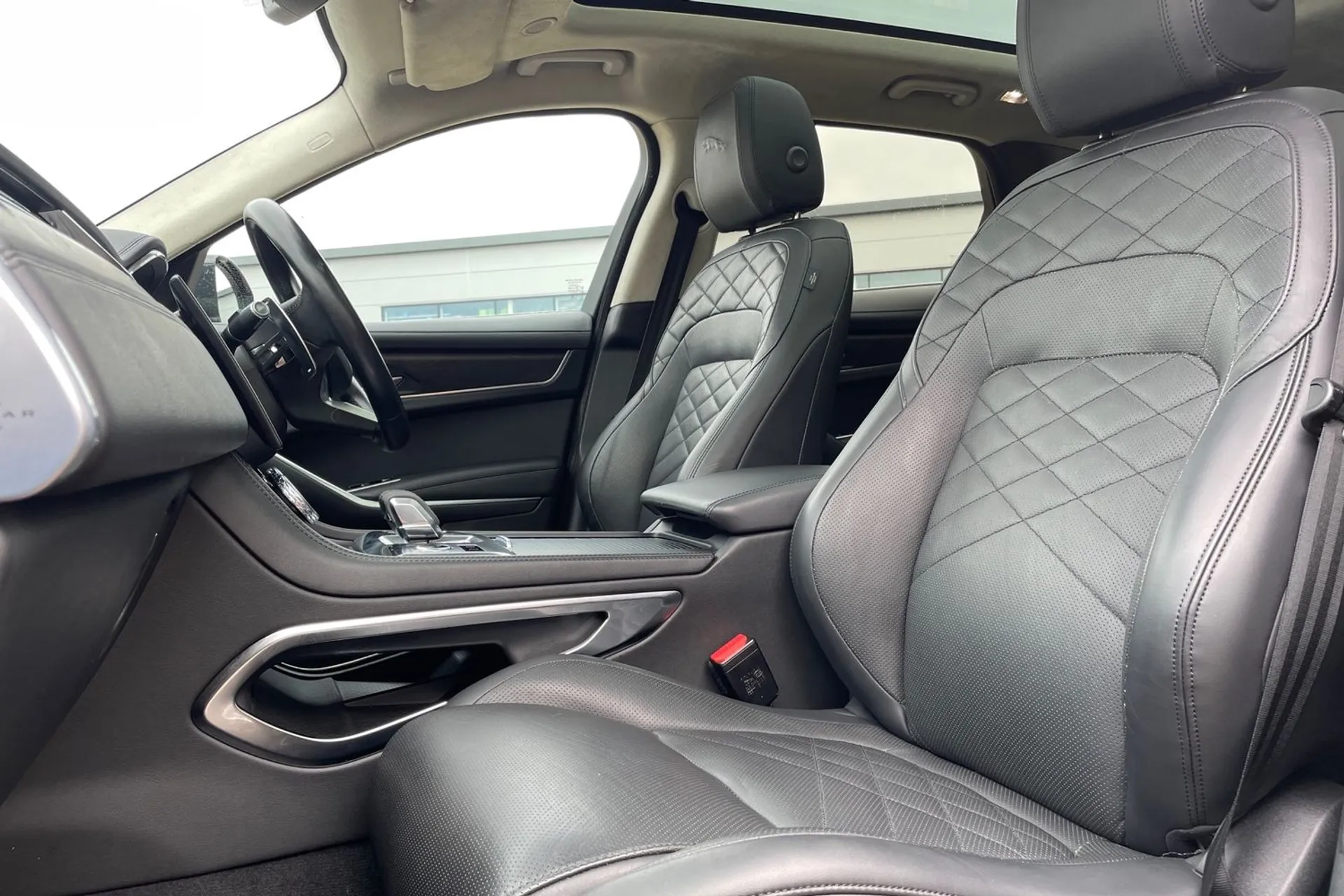 Jaguar F-PACE thumbnail image number 29