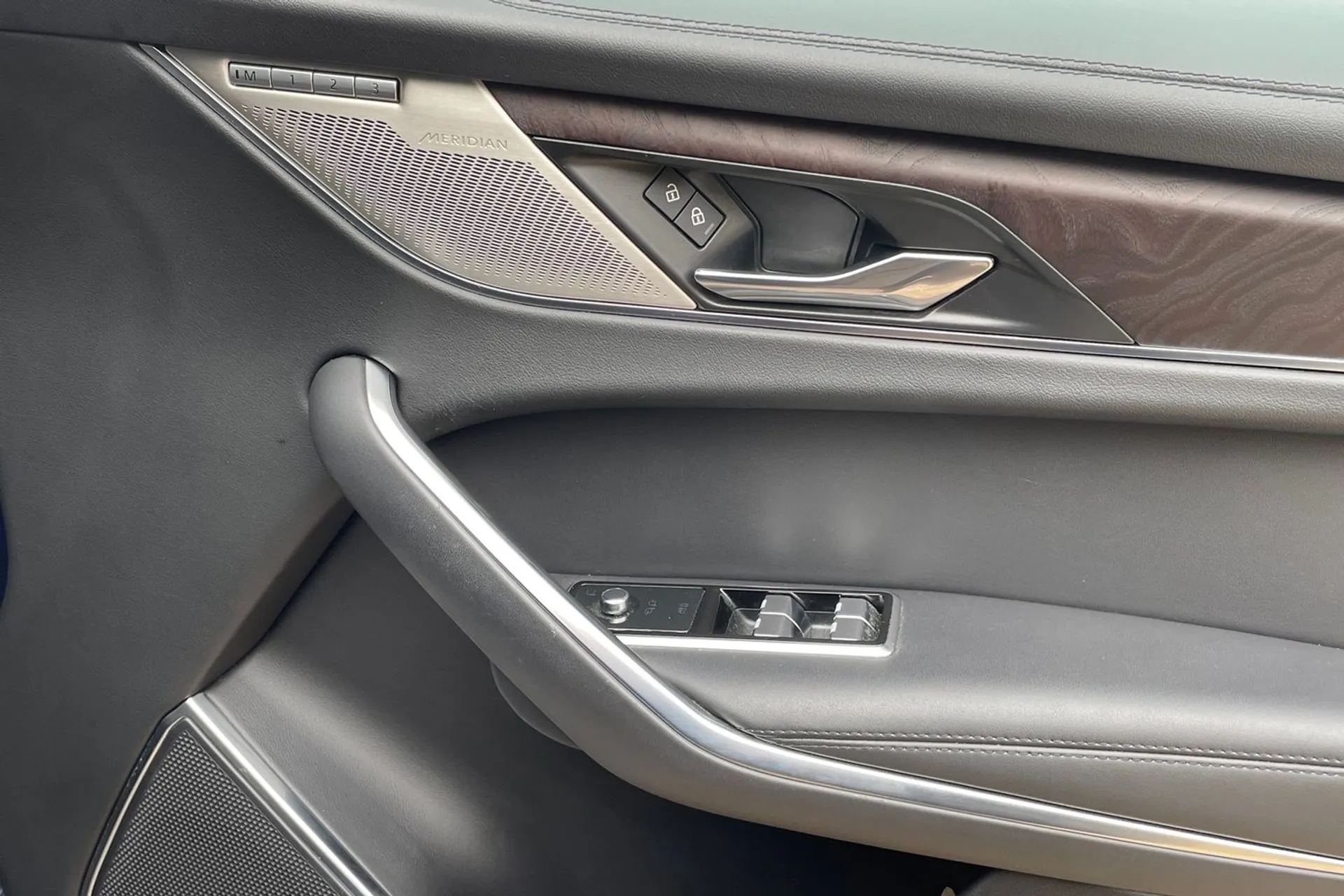Jaguar F-PACE thumbnail image number 40