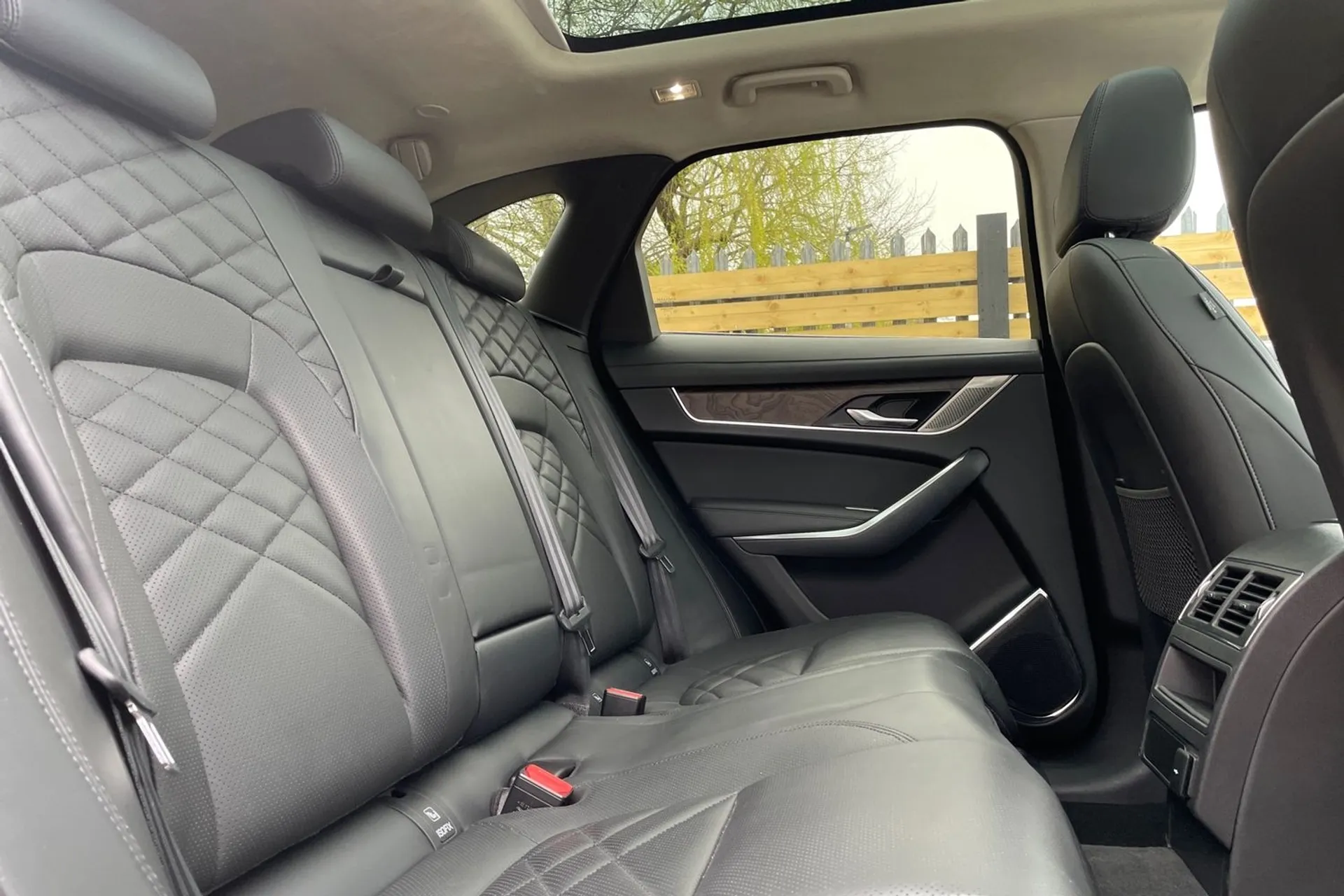 Jaguar F-PACE thumbnail image number 23