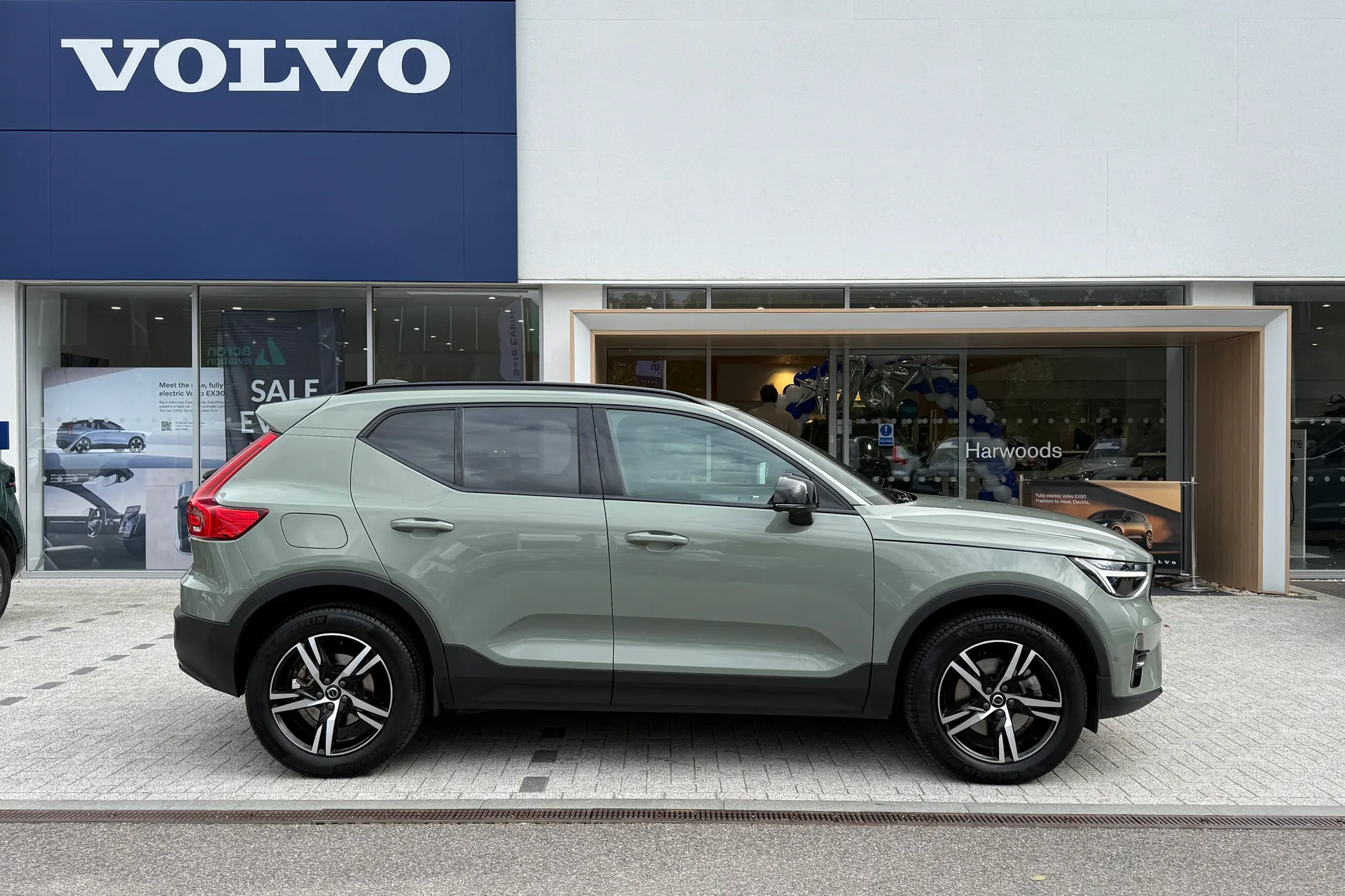 Volvo XC40 thumbnail image number 2