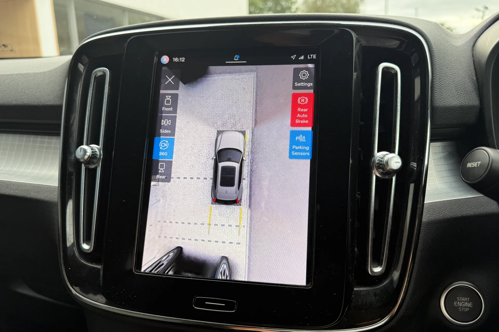 Volvo XC40 thumbnail image number 4
