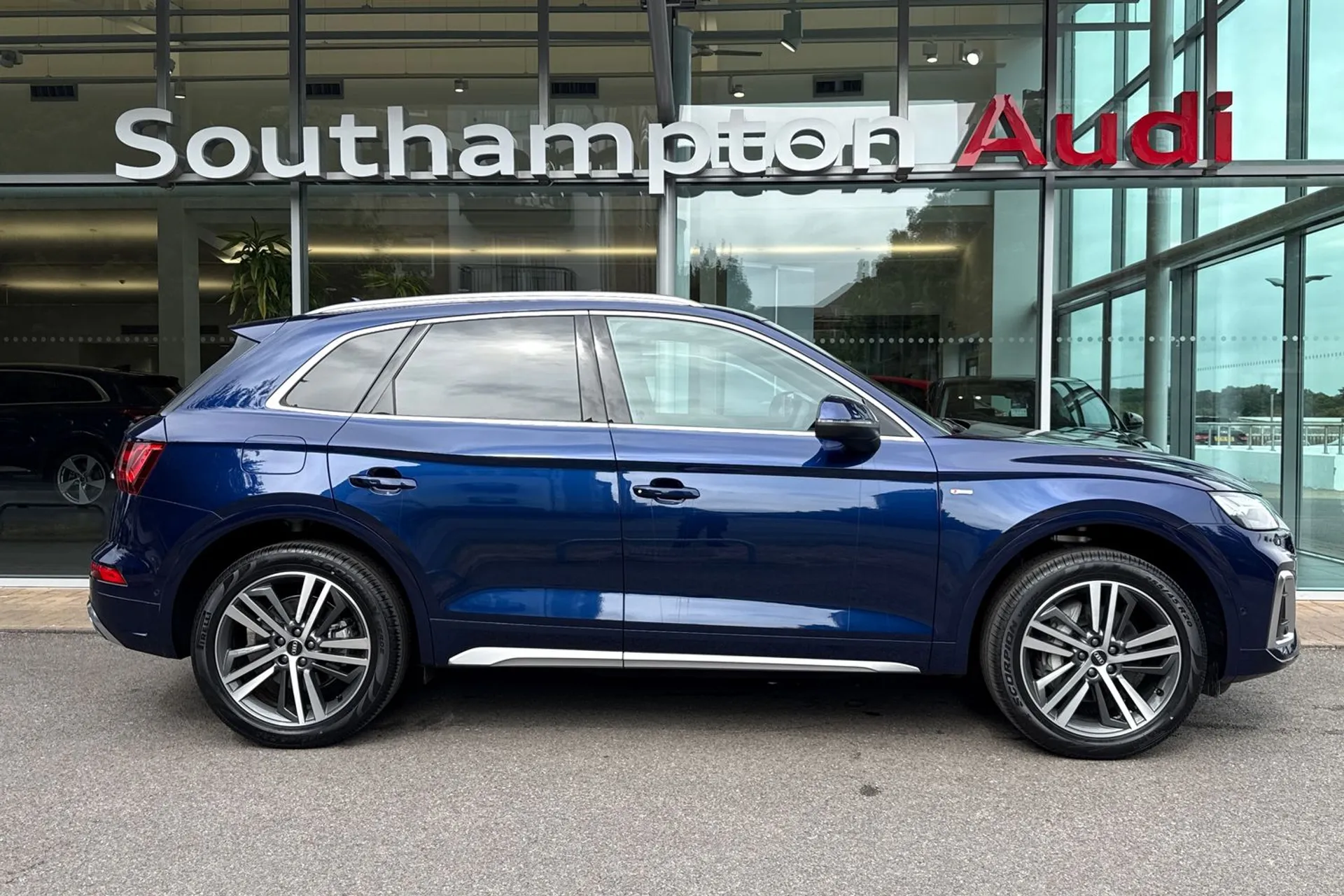 Audi Q5 thumbnail image number 2