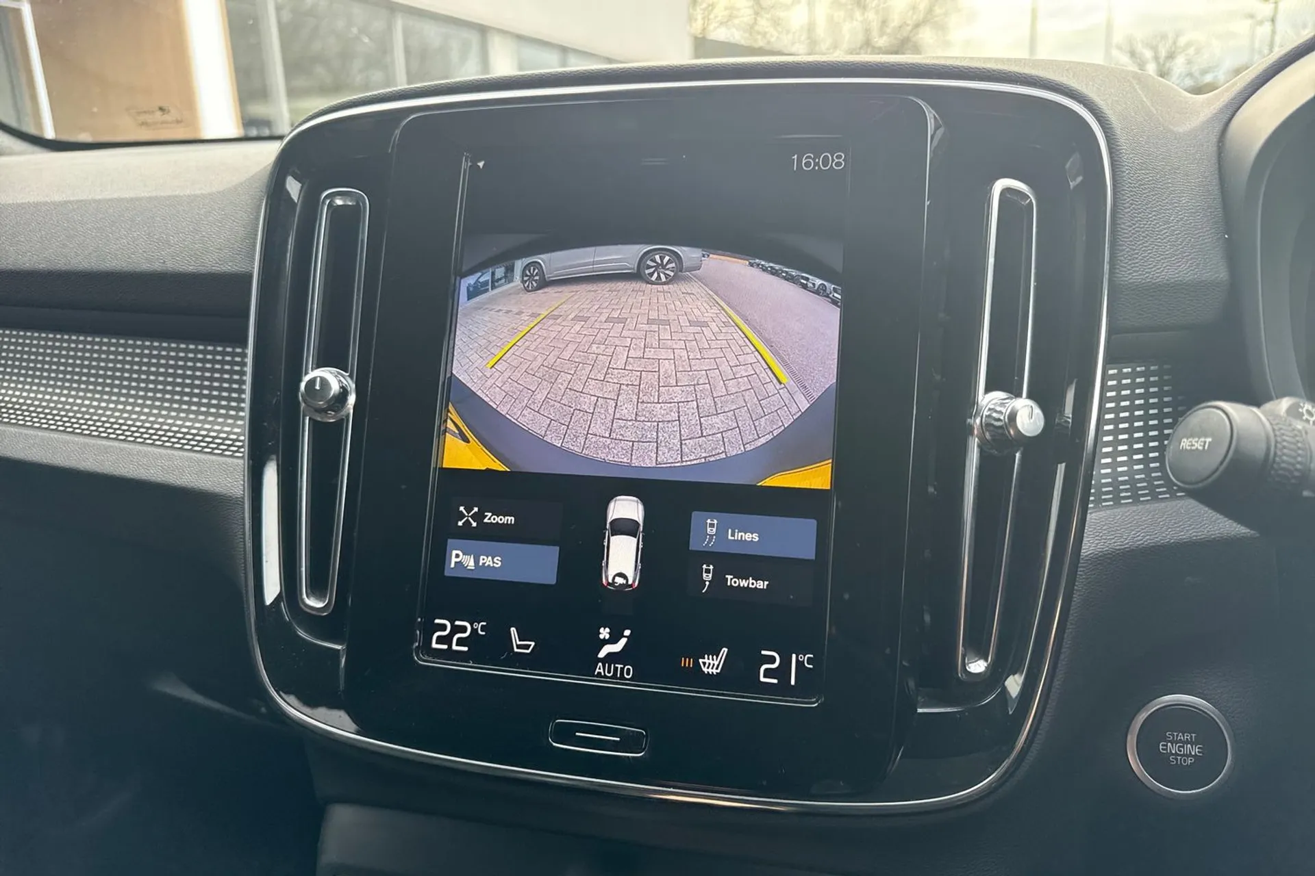 Volvo XC40 thumbnail image number 4