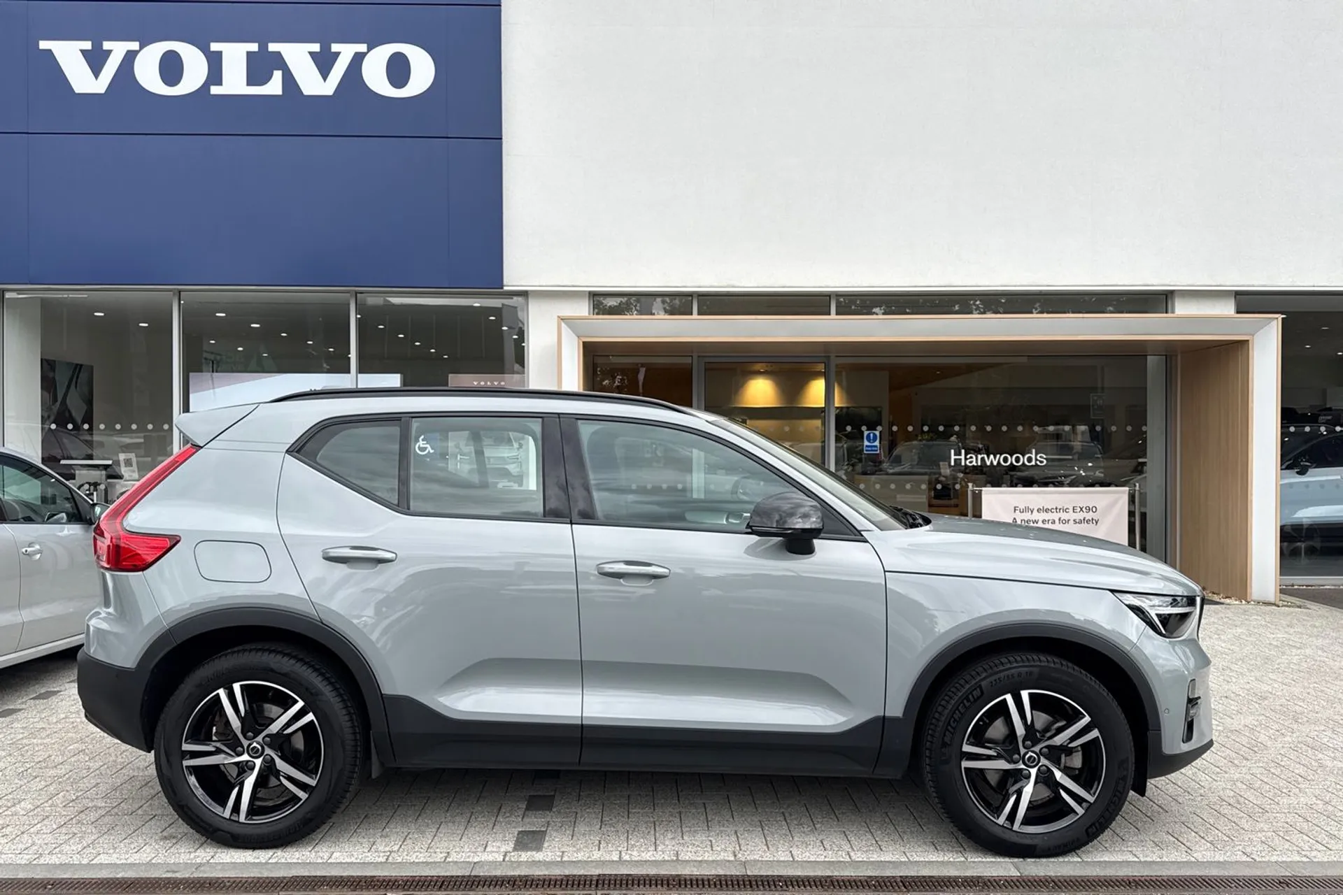 Volvo XC40 thumbnail image number 2