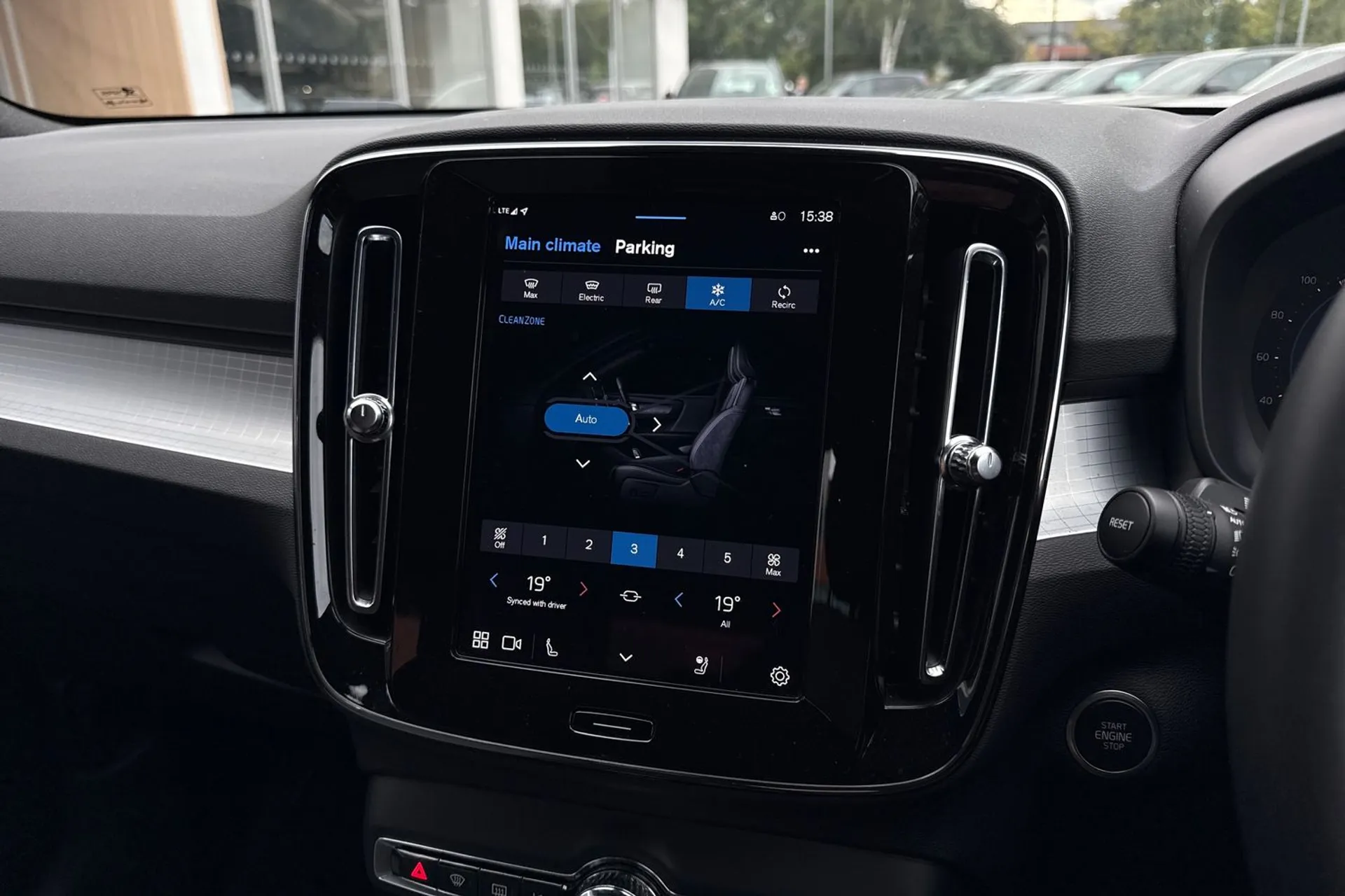 Volvo XC40 thumbnail image number 38