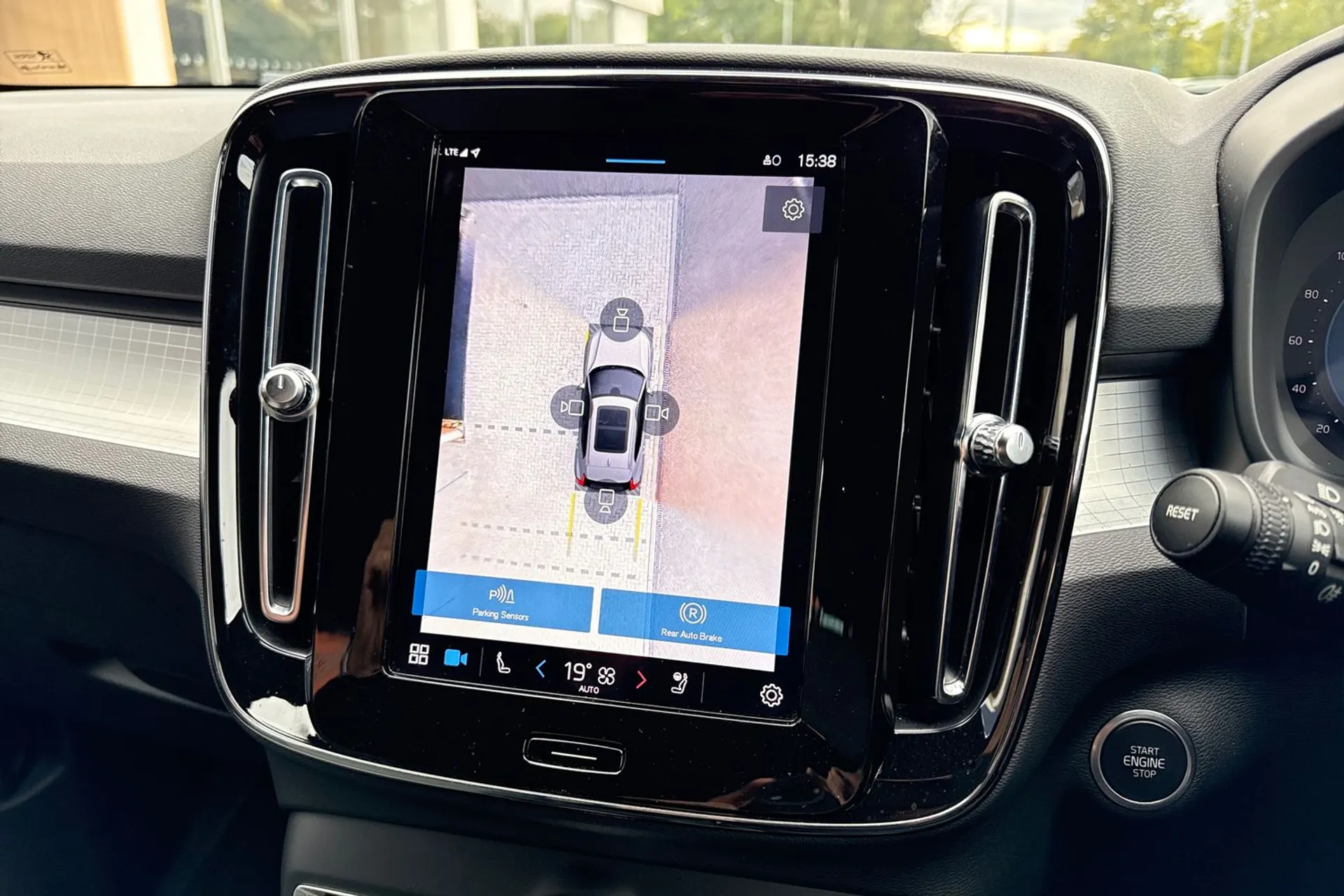 Volvo XC40 thumbnail image number 4