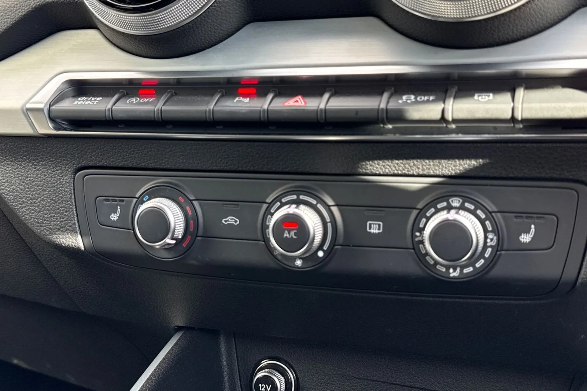 Audi Q2 thumbnail image number 28