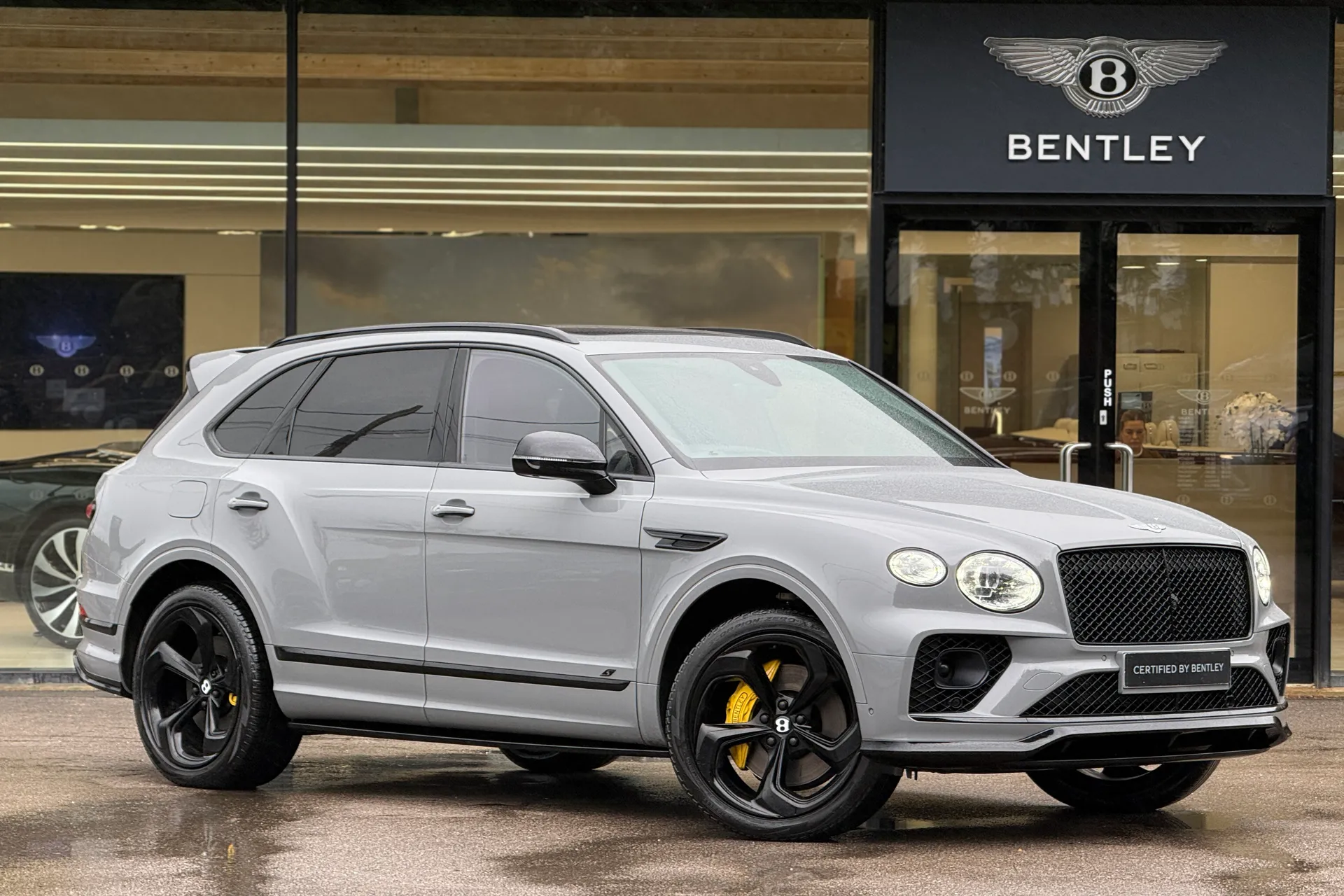 Bentley BENTAYGA focused image