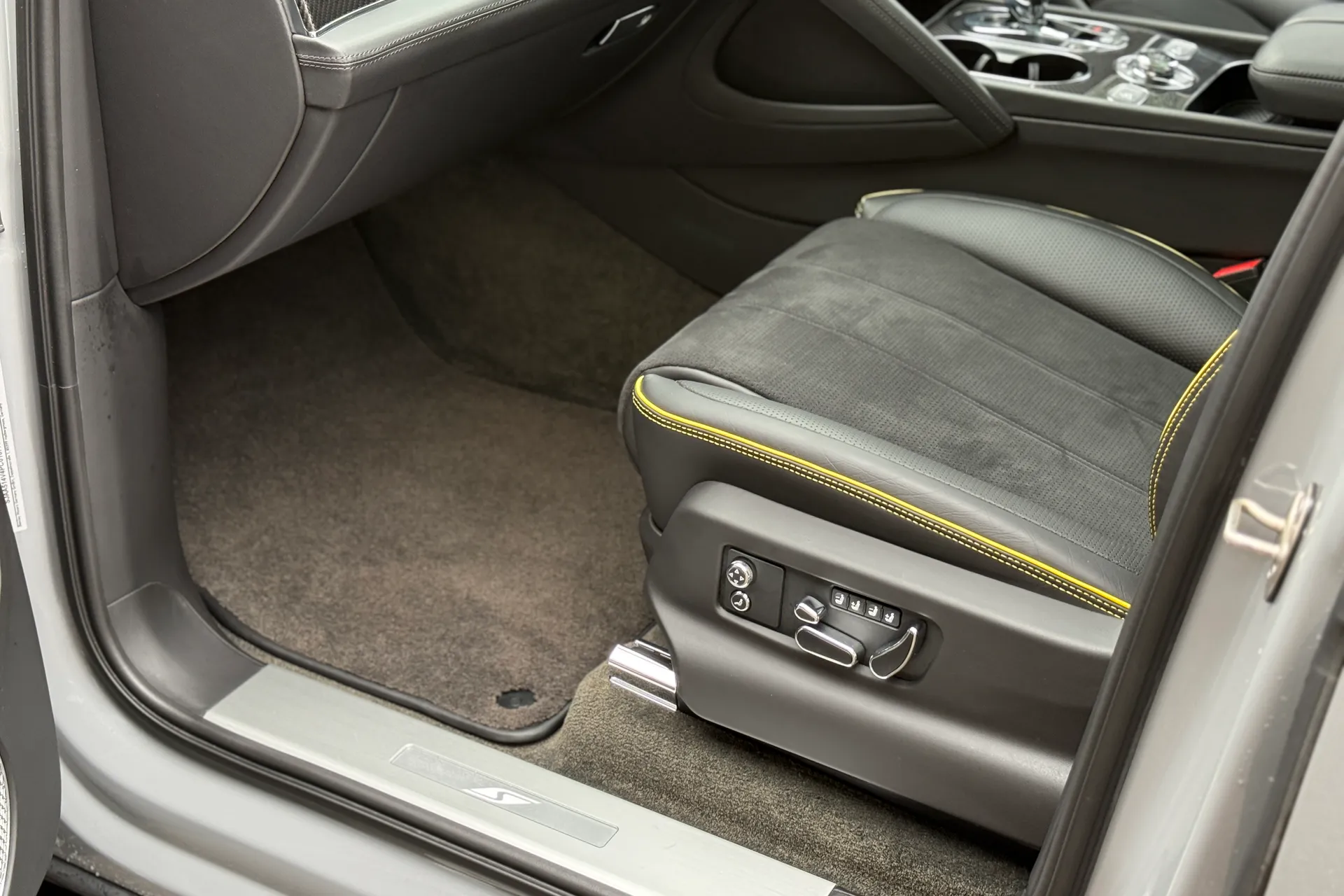 Bentley BENTAYGA thumbnail image number 44