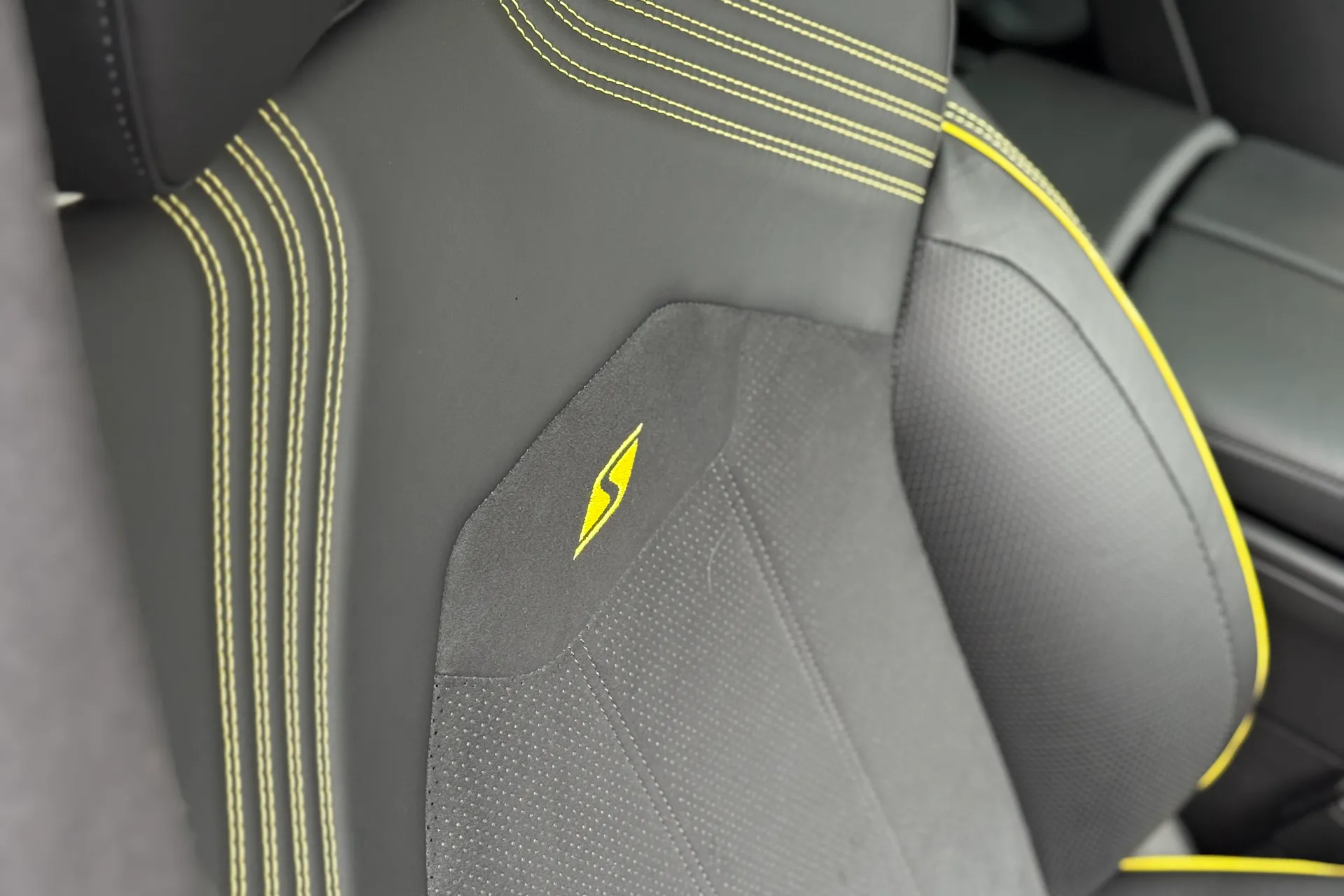 Bentley BENTAYGA thumbnail image number 13