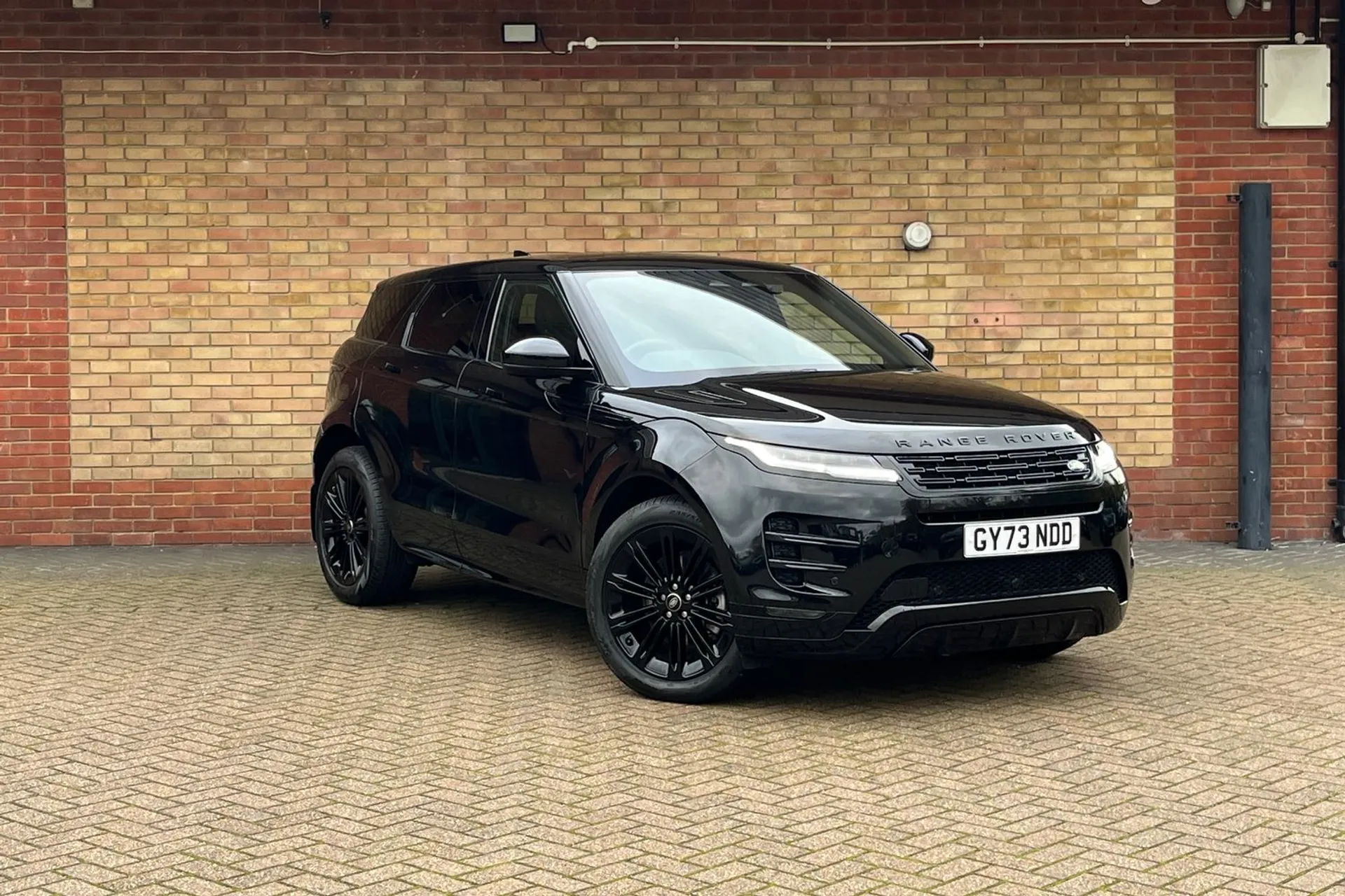 LAND ROVER RANGE ROVER EVOQUE focused image