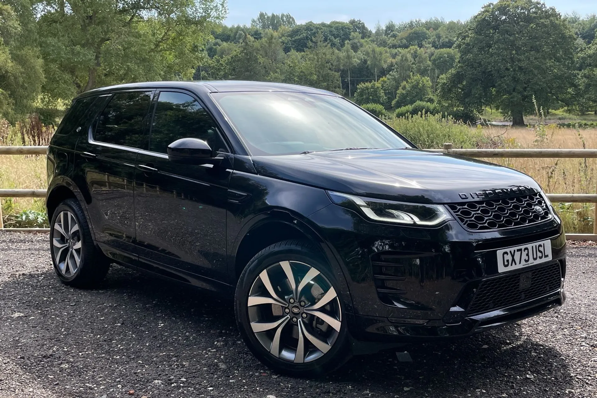 LAND ROVER DISCOVERY SPORT focused image