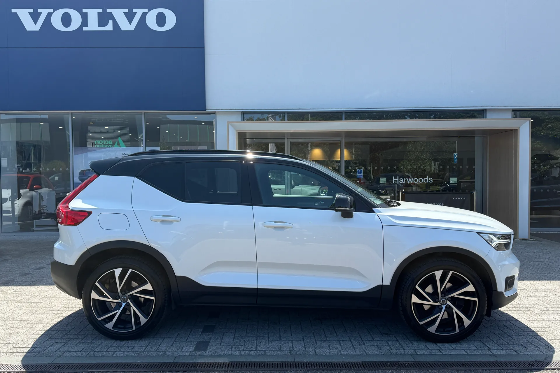 Volvo XC40 thumbnail image number 2