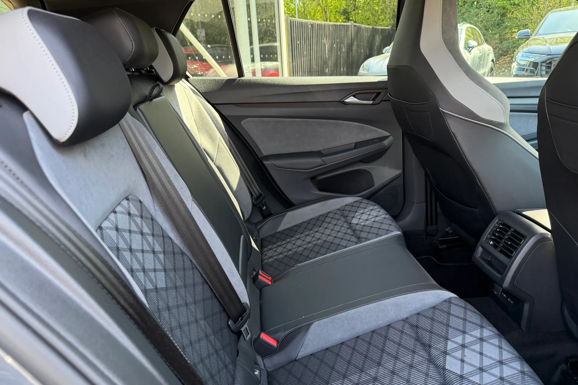 VOLKSWAGEN GOLF thumbnail image number 31