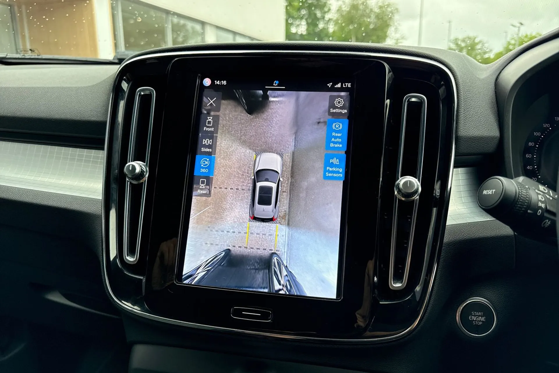 Volvo XC40 thumbnail image number 3