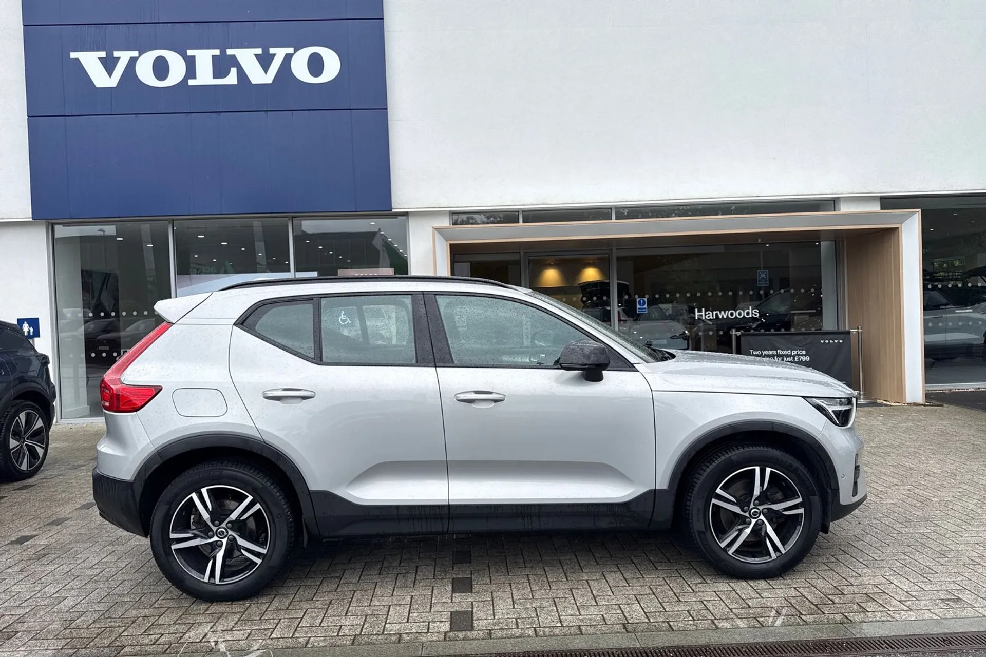 Volvo XC40 thumbnail image number 2