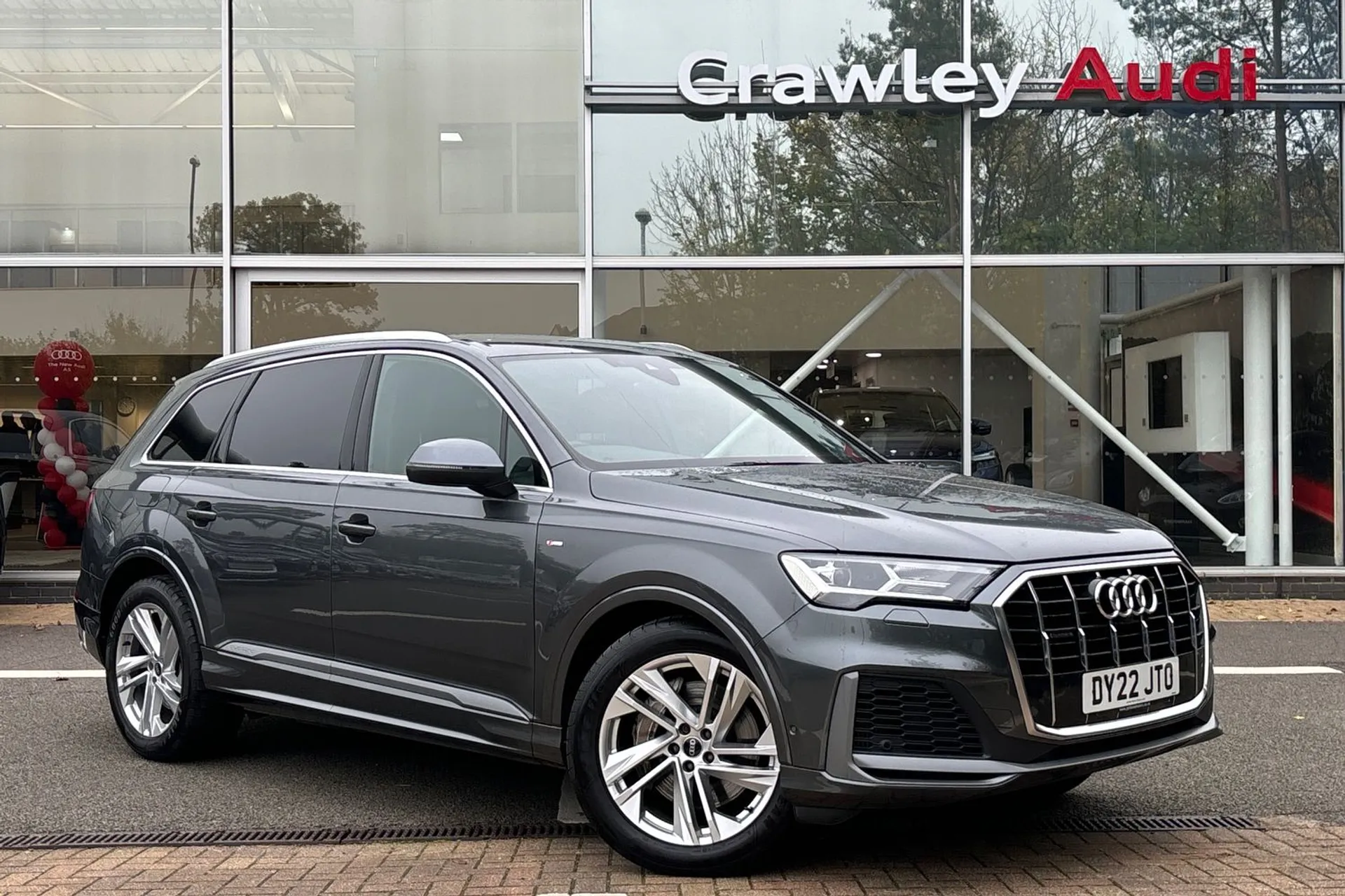 Audi Q7 focused image