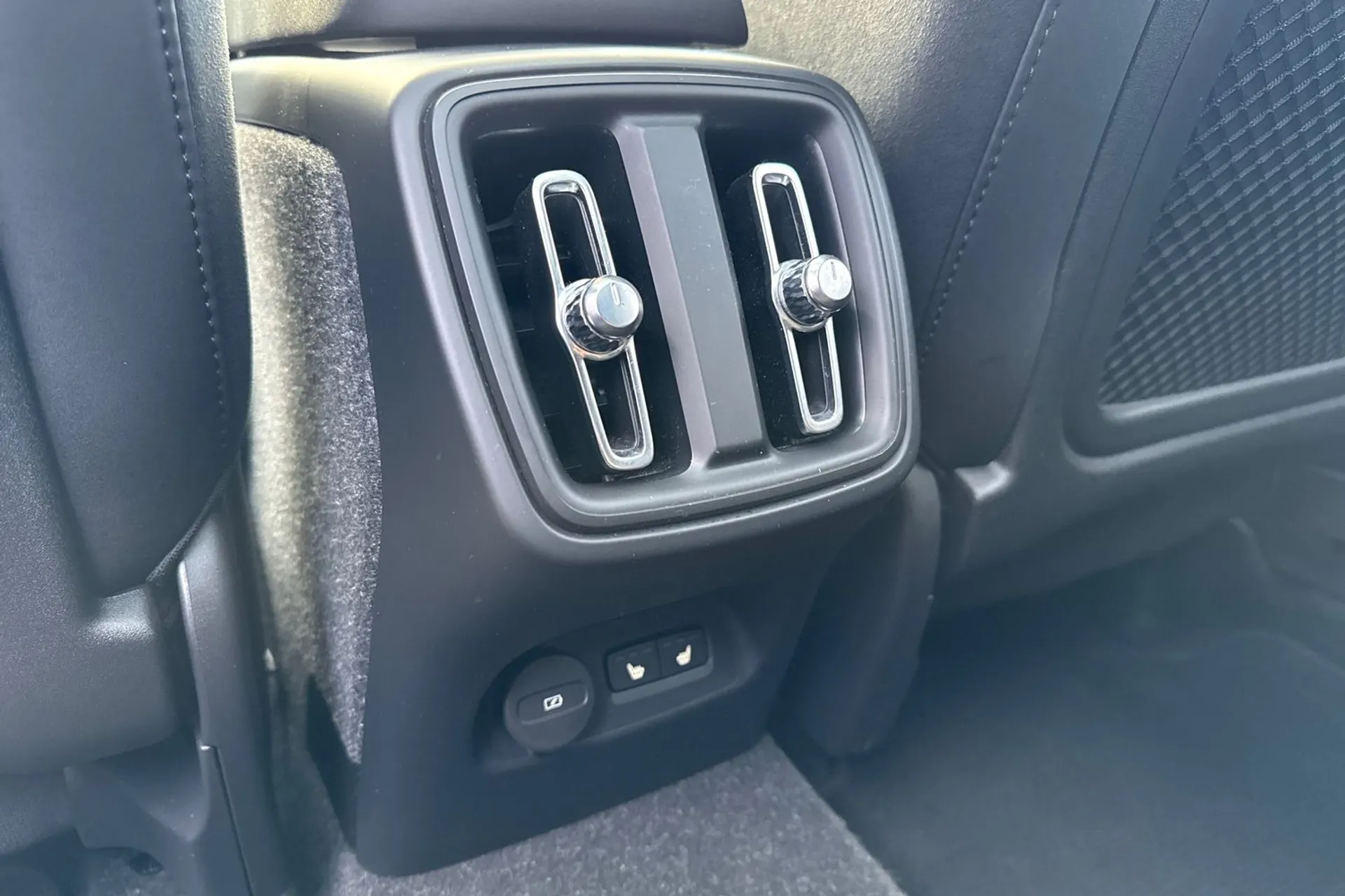 Volvo XC40 thumbnail image number 32