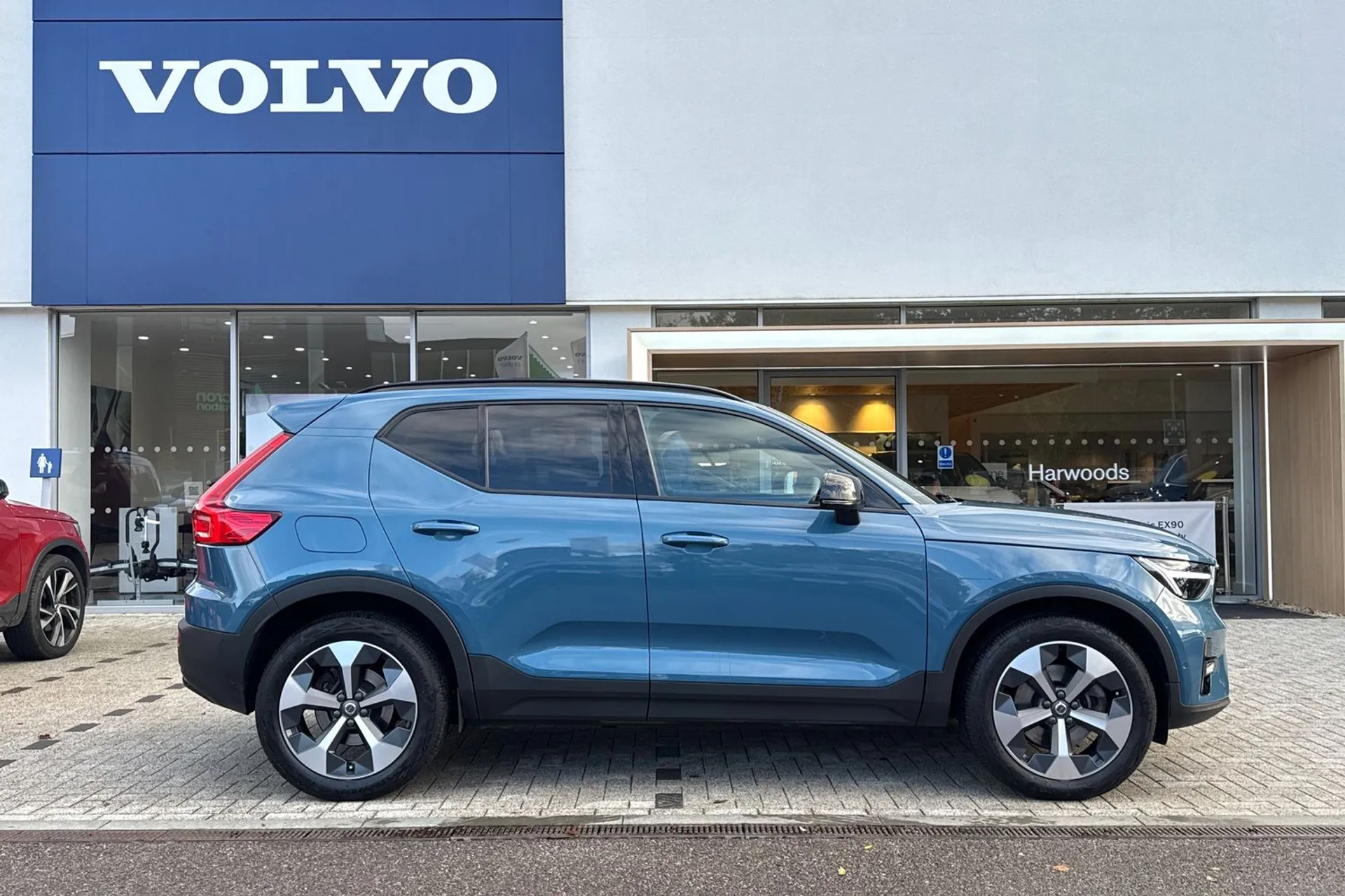 Volvo XC40 thumbnail image number 2