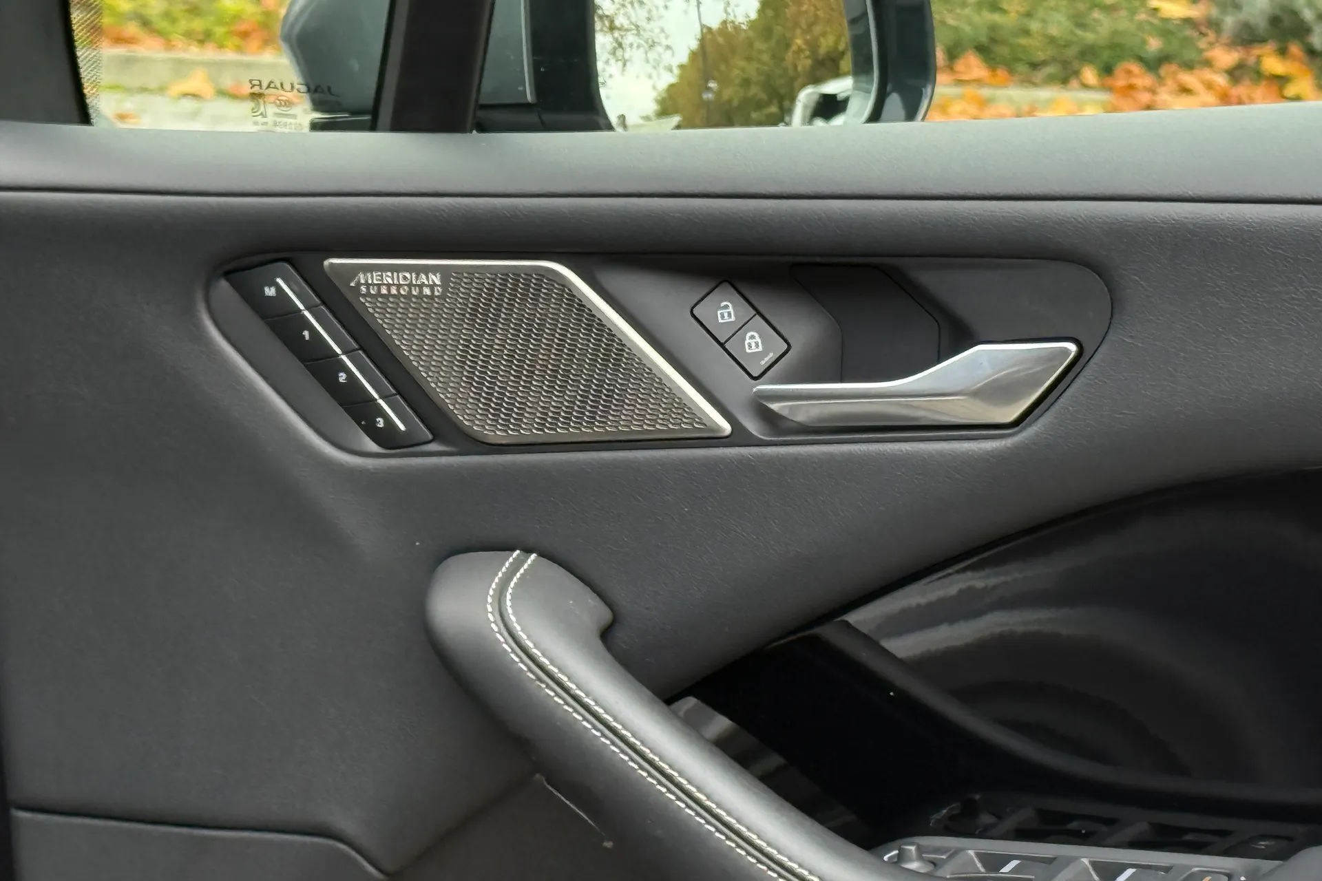 Jaguar I-PACE thumbnail image number 45