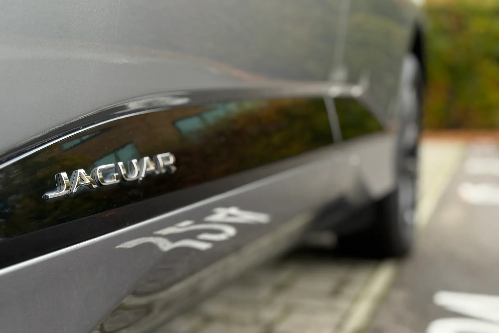 Jaguar I-PACE thumbnail image number 21