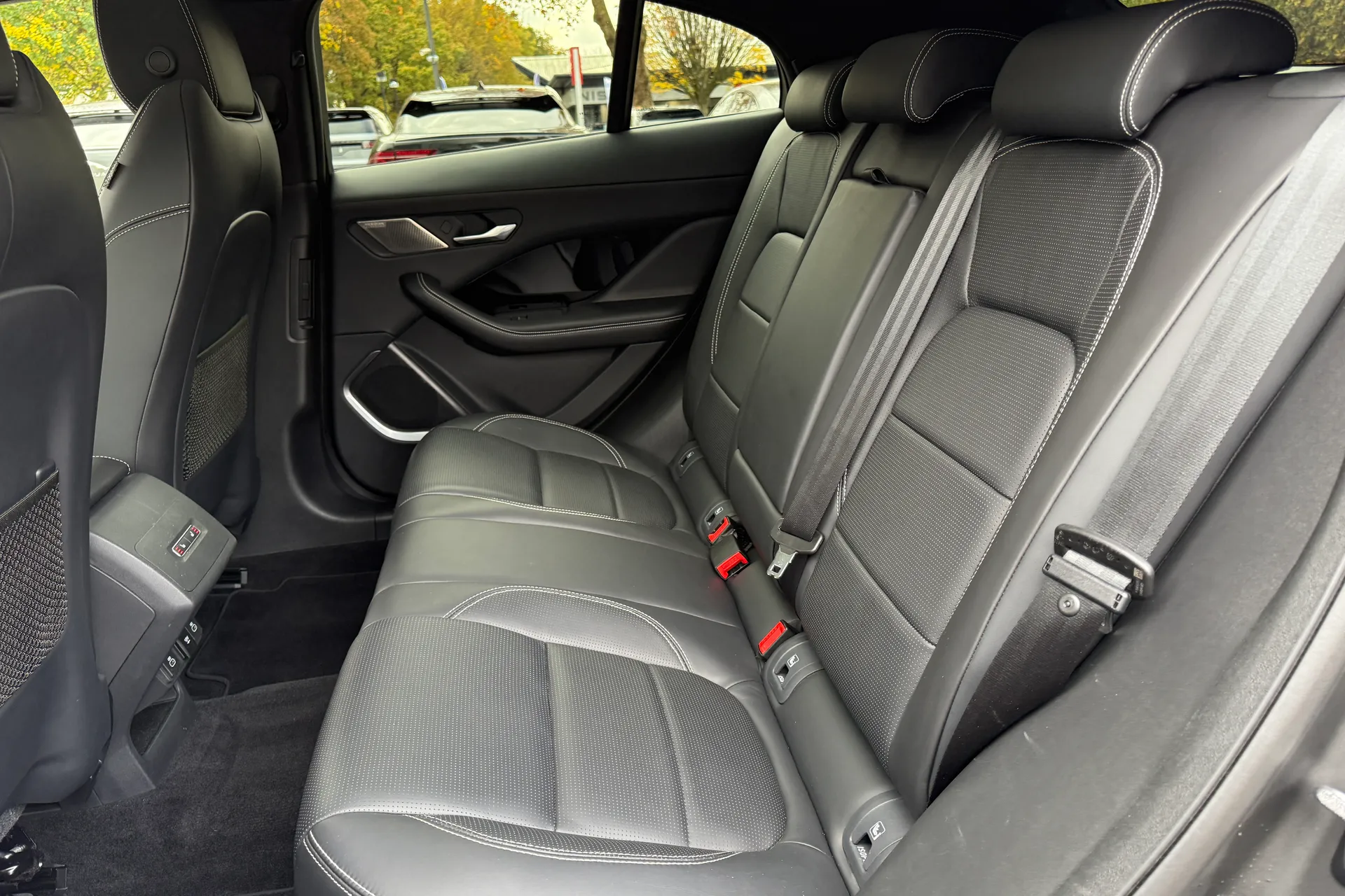 Jaguar I-PACE thumbnail image number 44