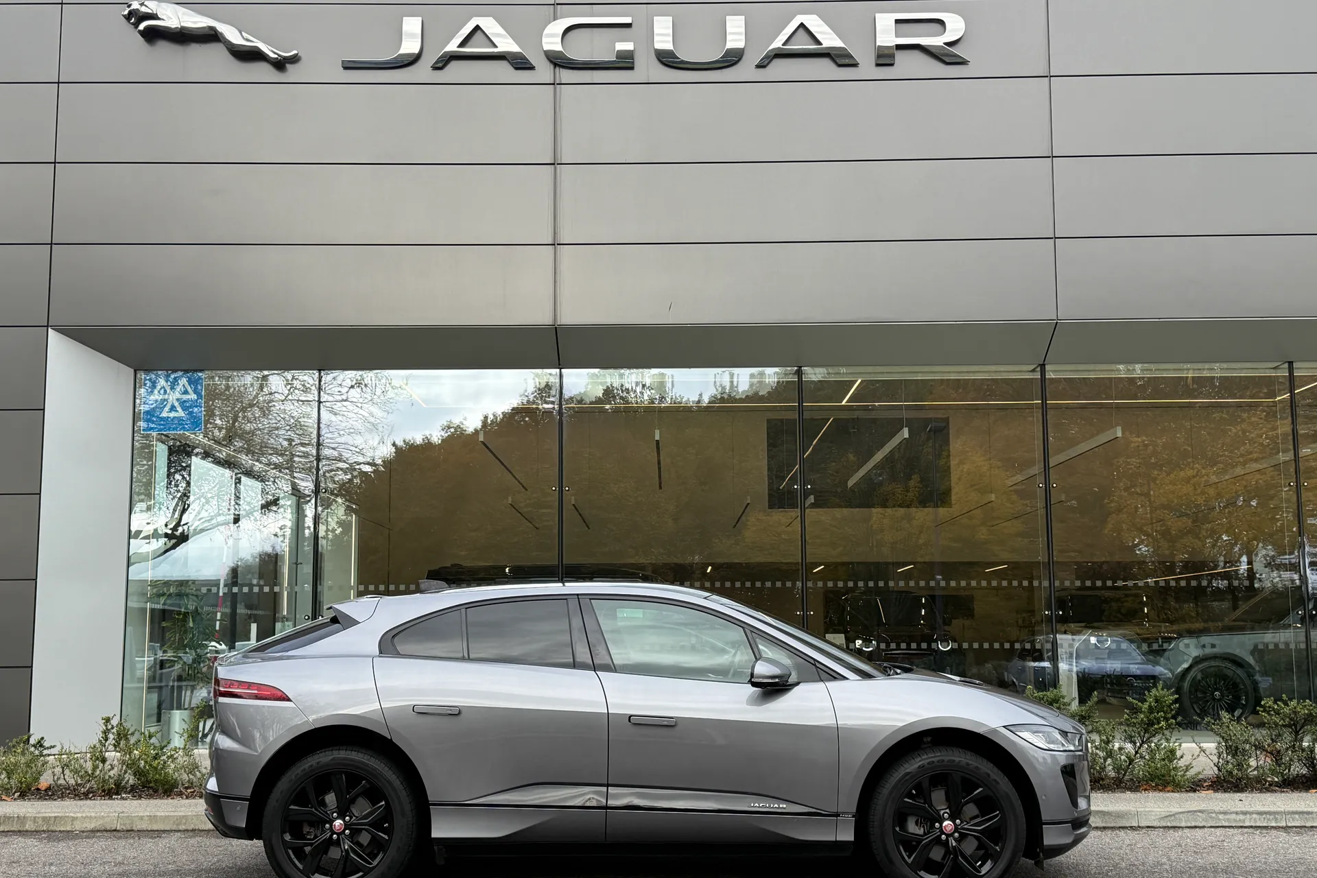 Jaguar I-PACE thumbnail image number 2