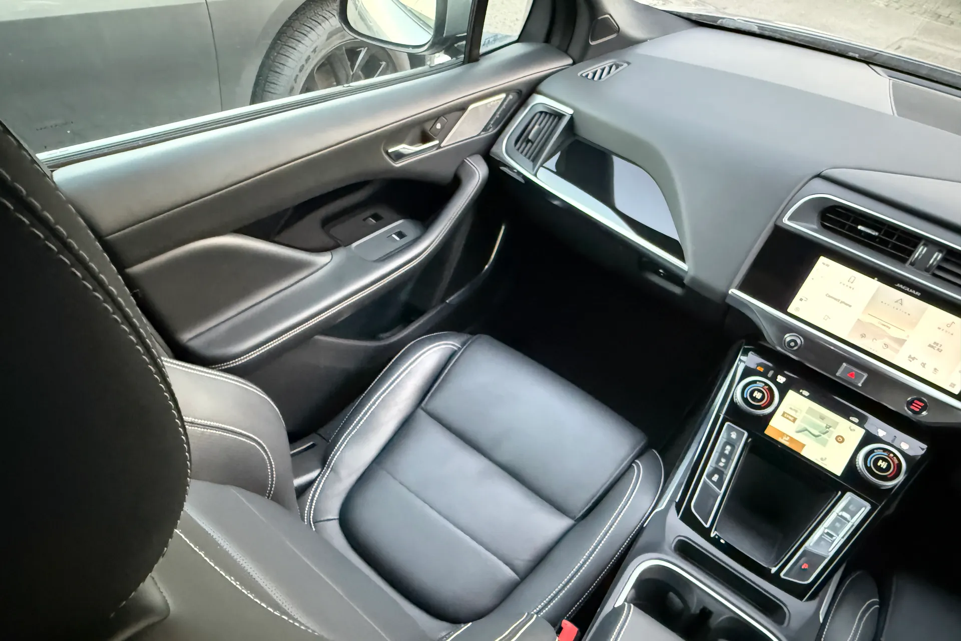 Jaguar I-PACE thumbnail image number 25