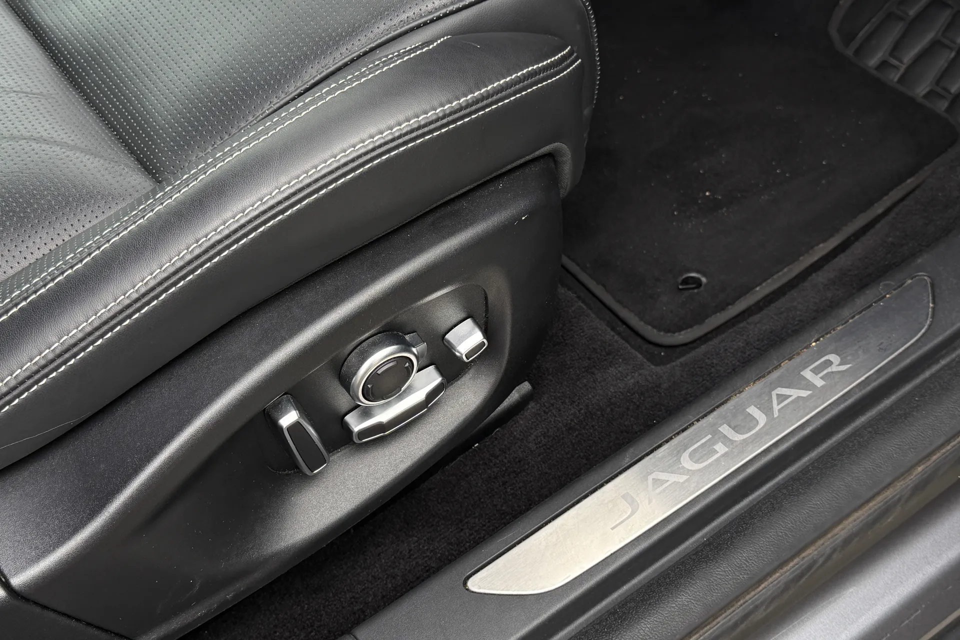 Jaguar I-PACE thumbnail image number 38