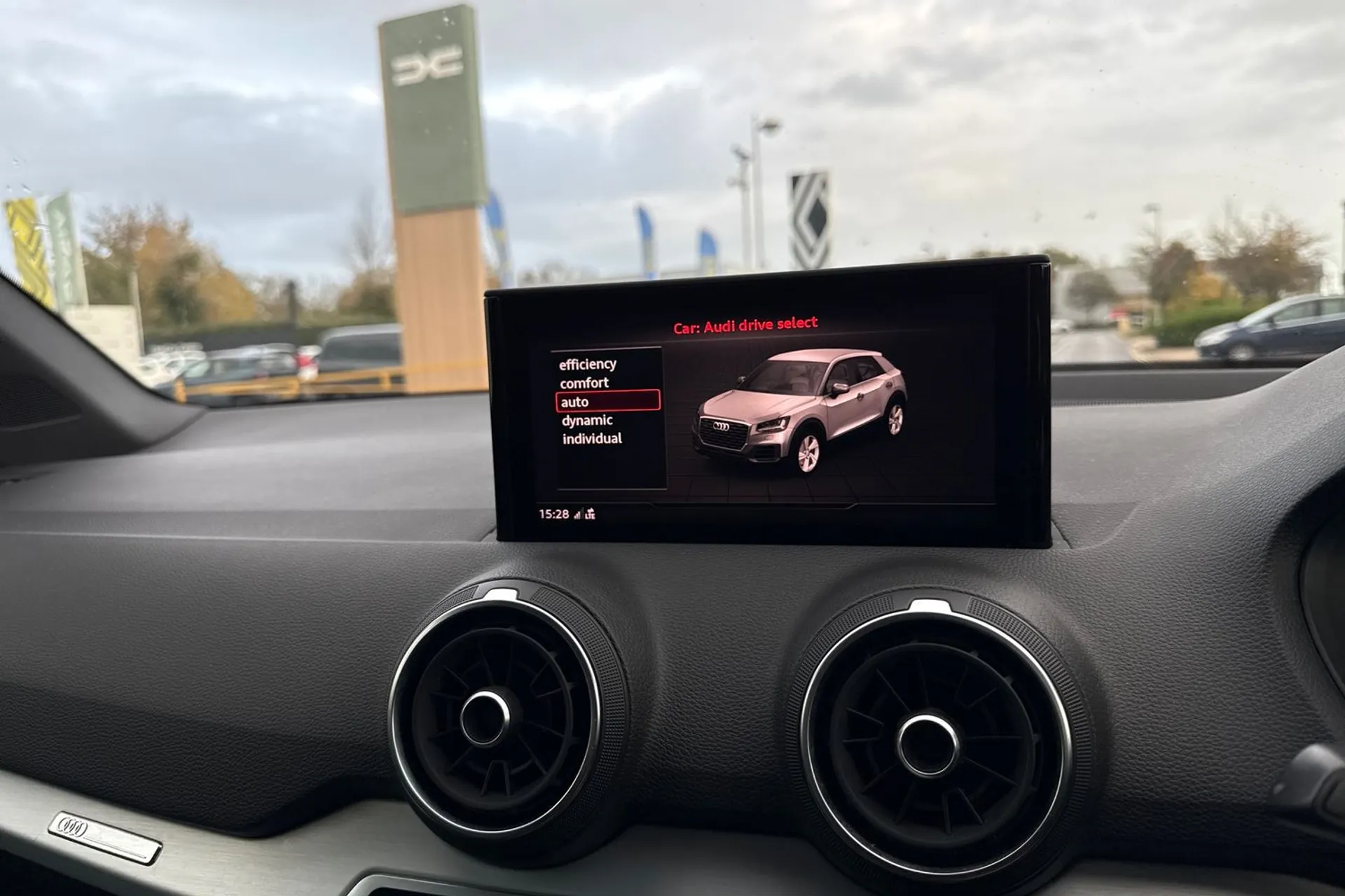 Audi Q2 thumbnail image number 38