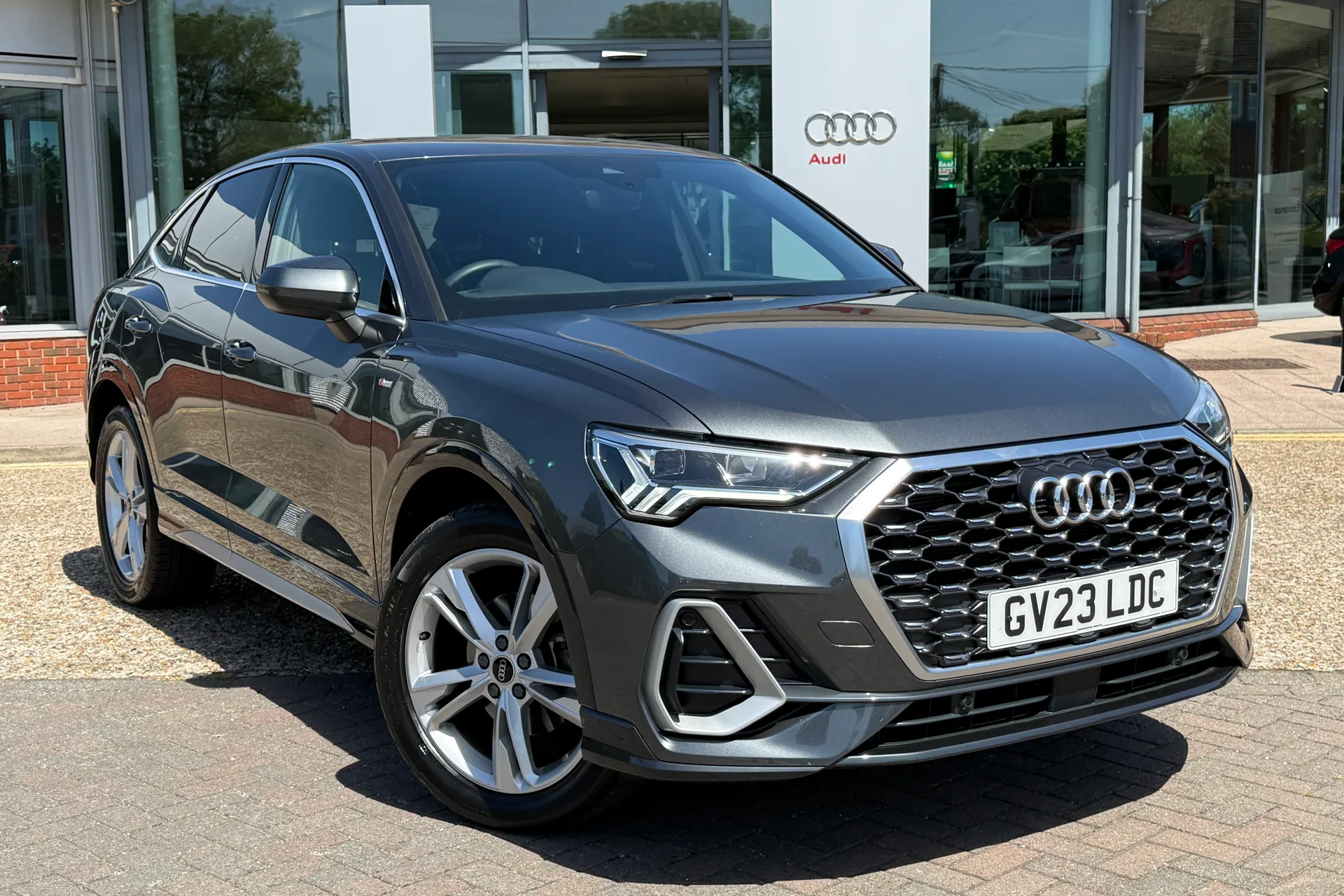 Audi Q3 thumbnail image number 27