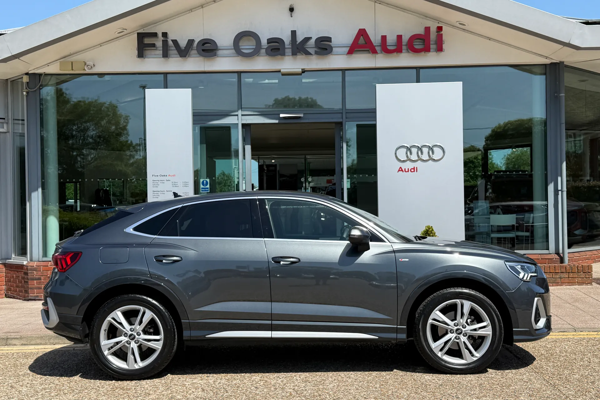 Audi Q3 thumbnail image number 2
