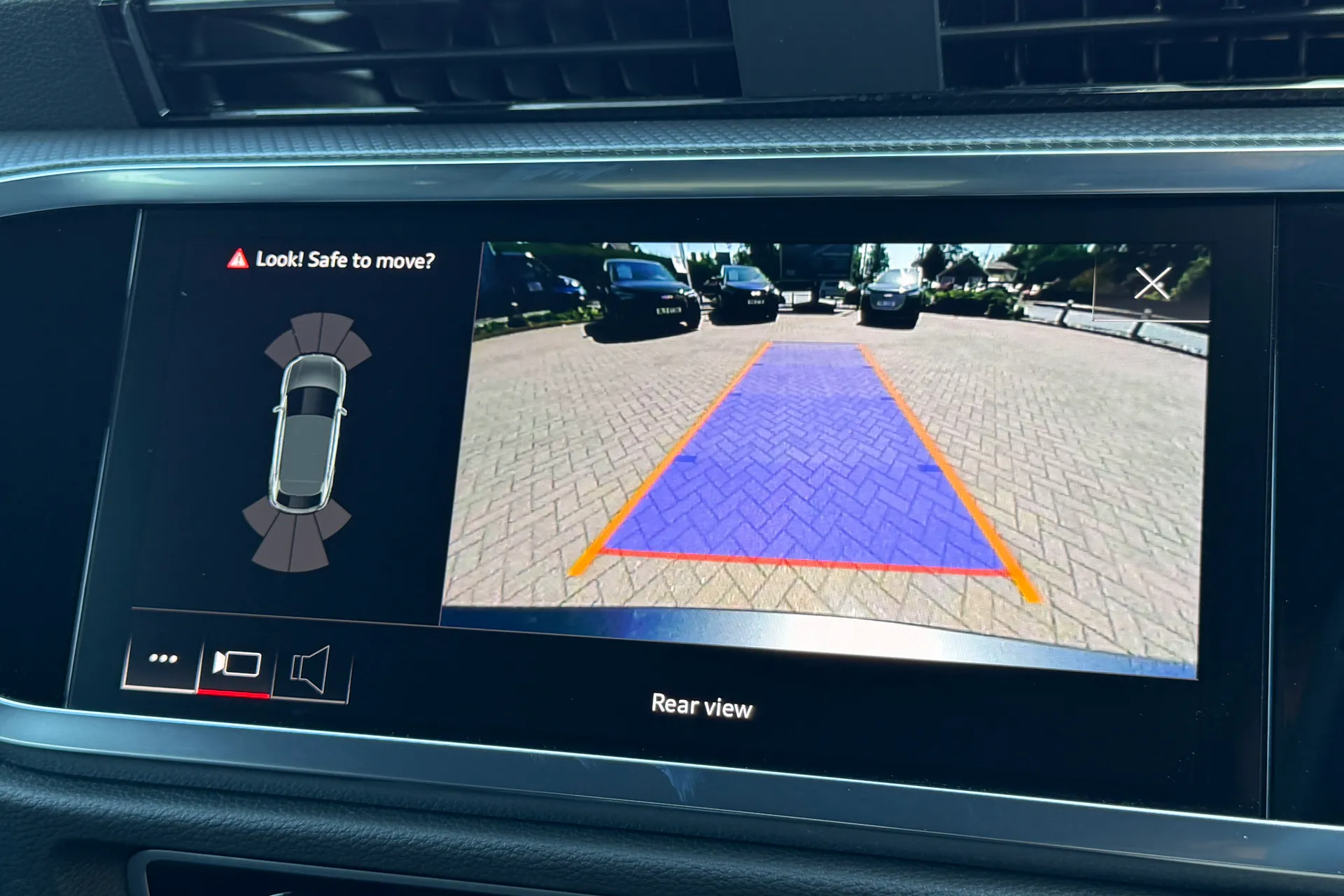Audi Q3 thumbnail image number 4