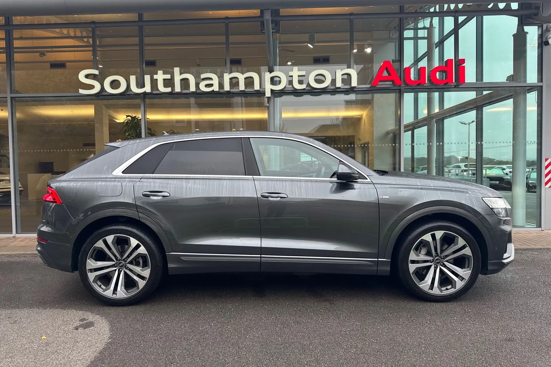 Audi Q8 thumbnail image number 2