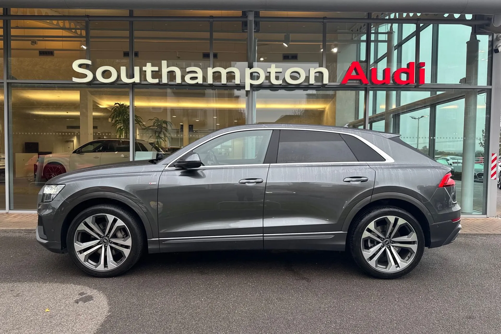 Audi Q8 thumbnail image number 9