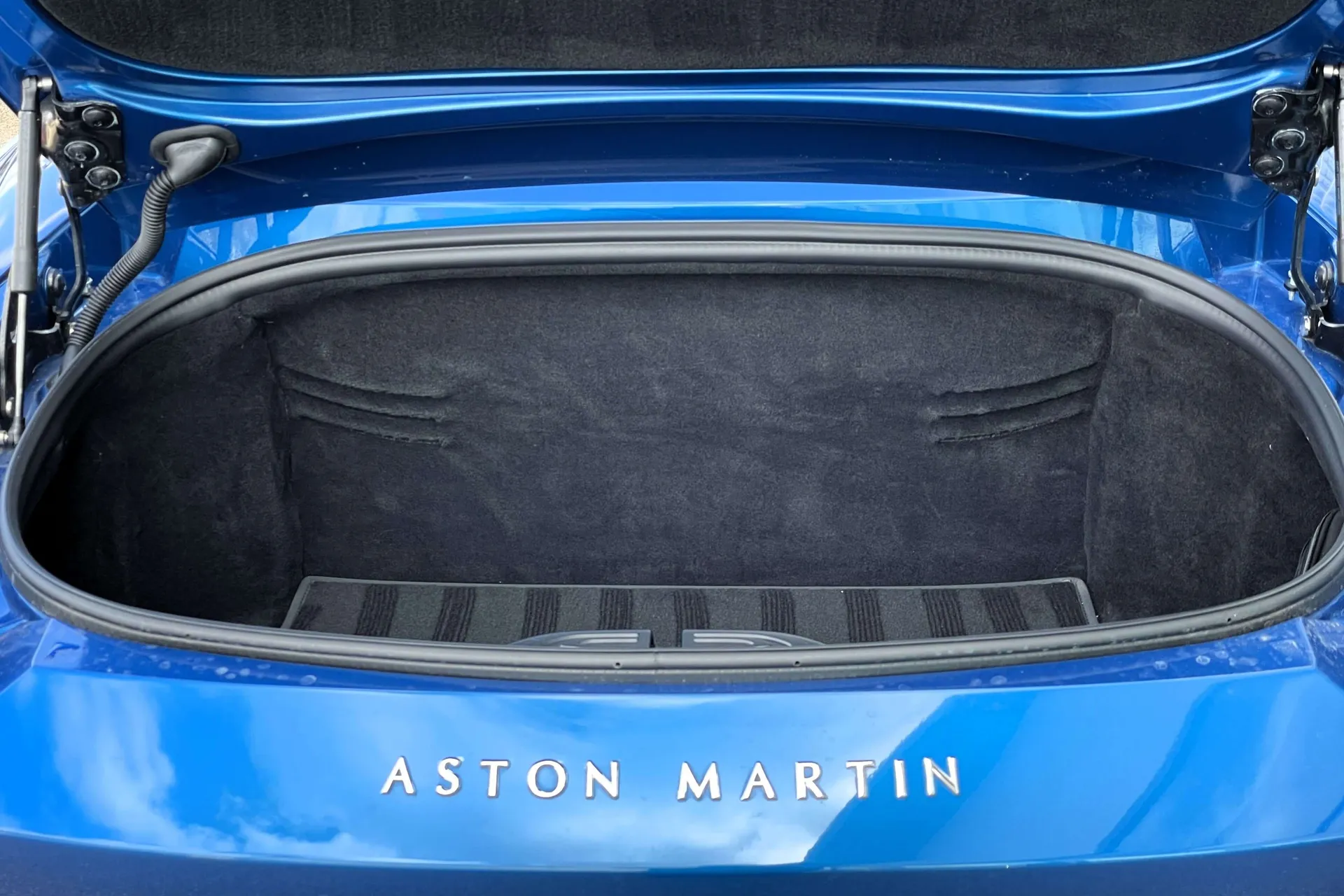 Aston Martin Vantage thumbnail image number 18