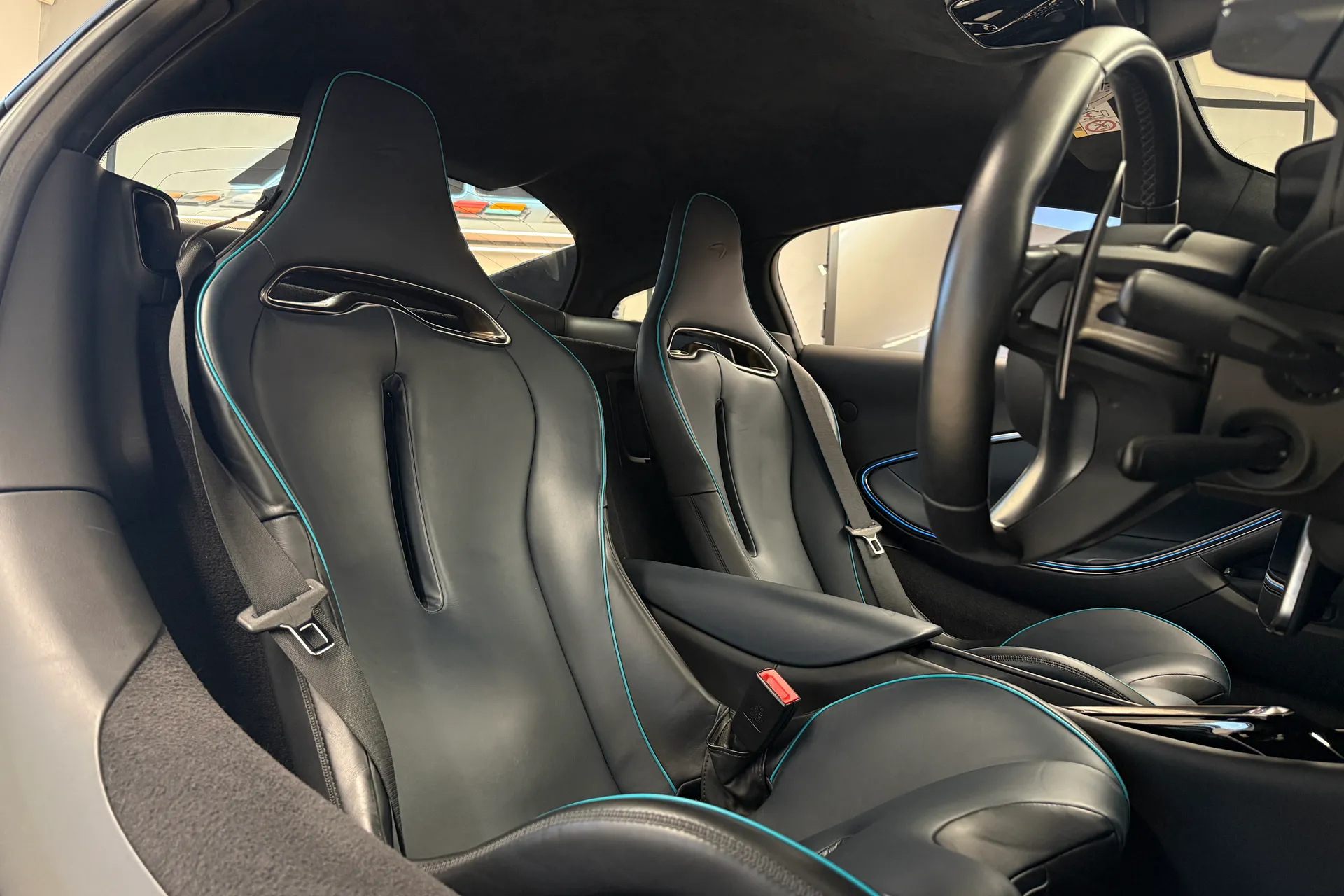 McLaren ARTURA thumbnail image number 2