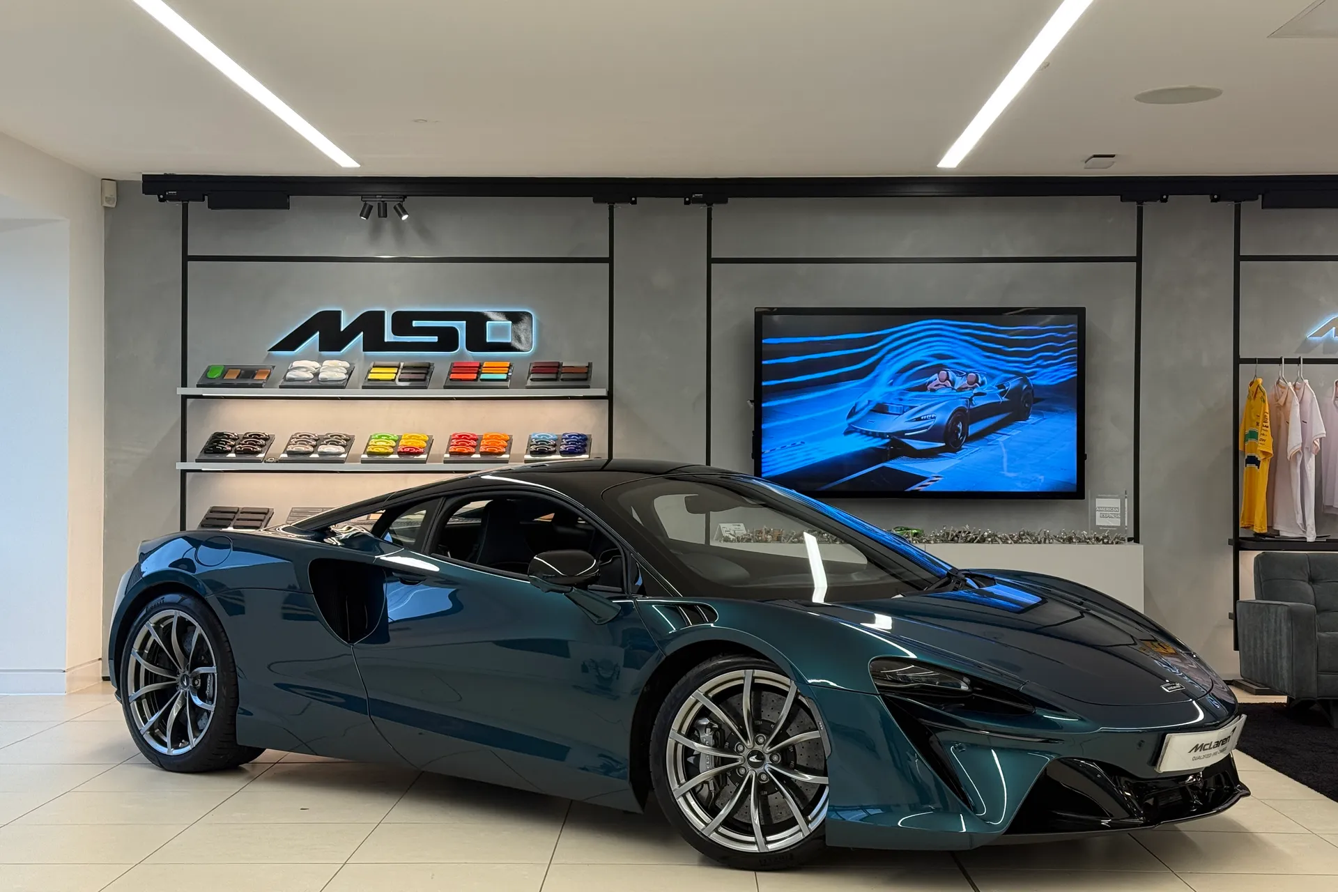 McLaren ARTURA focused image