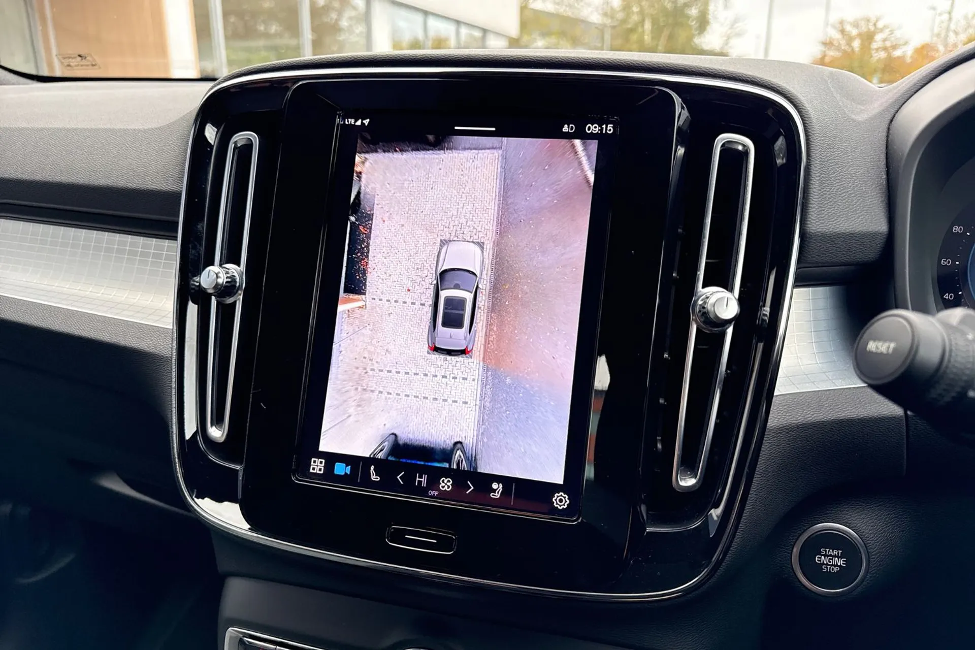 Volvo XC40 thumbnail image number 4