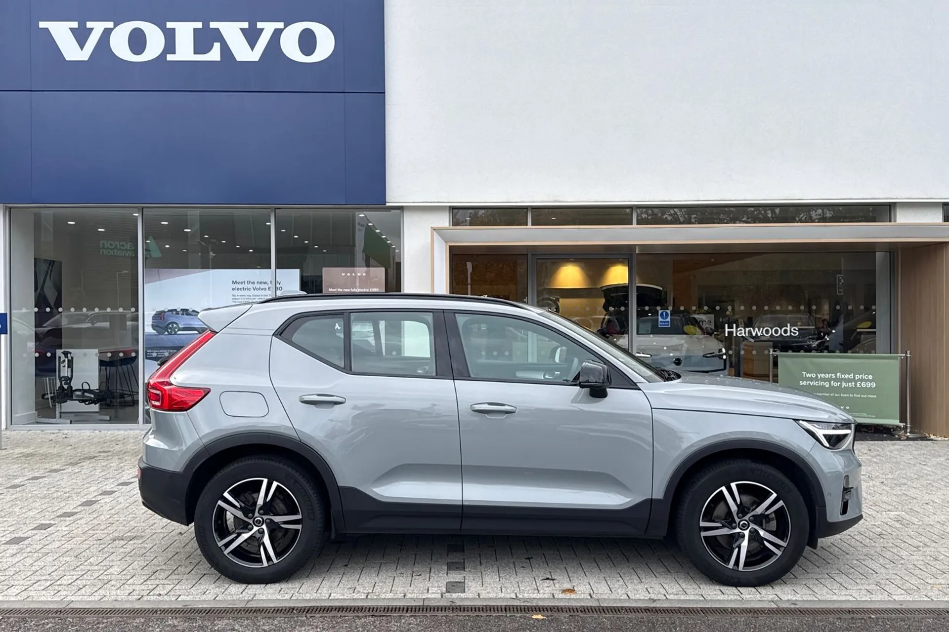 Volvo XC40 thumbnail image number 2