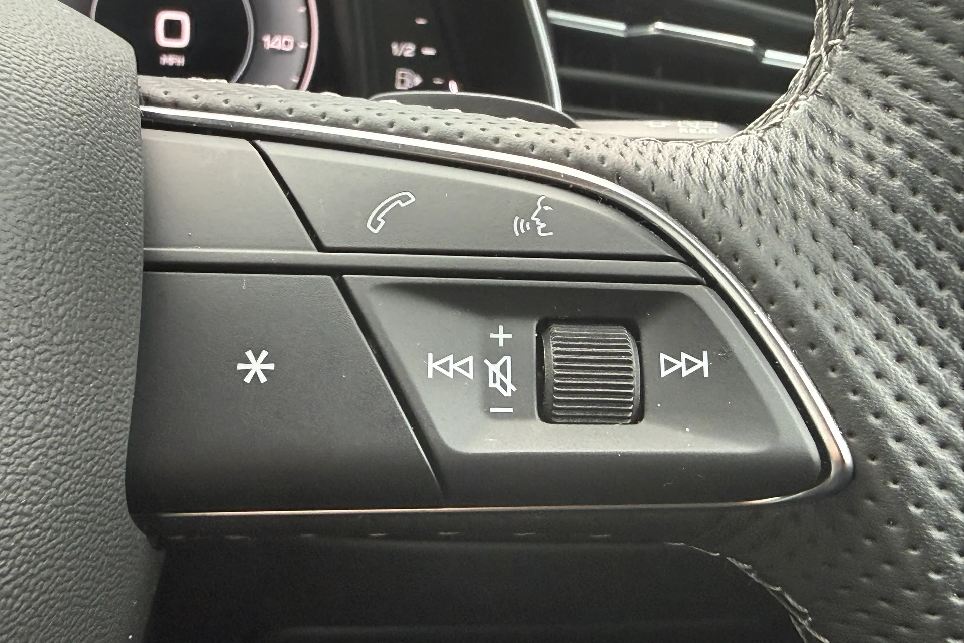 Audi Q8 thumbnail image number 24