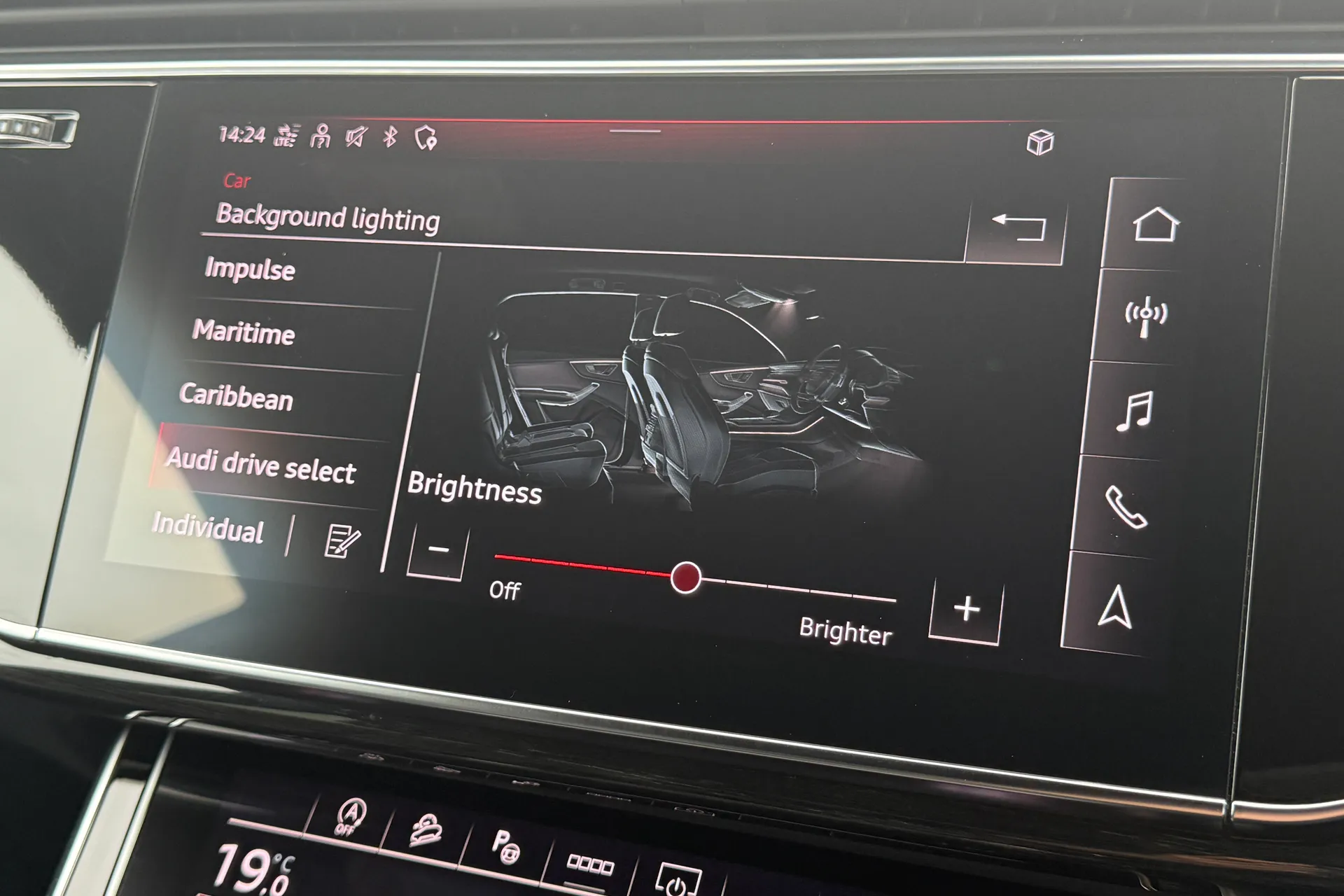 Audi Q8 thumbnail image number 12