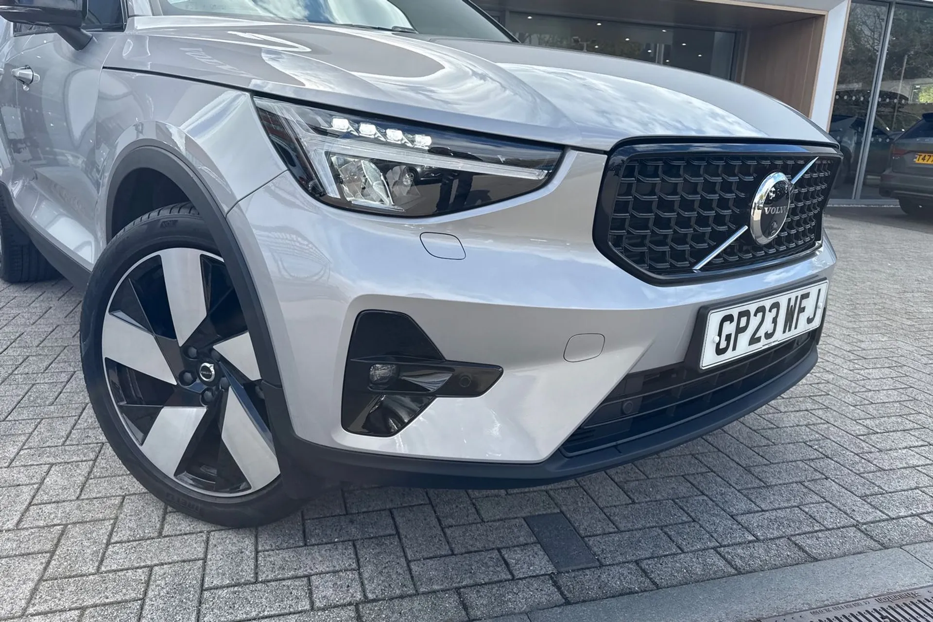 Volvo XC40 thumbnail image number 2