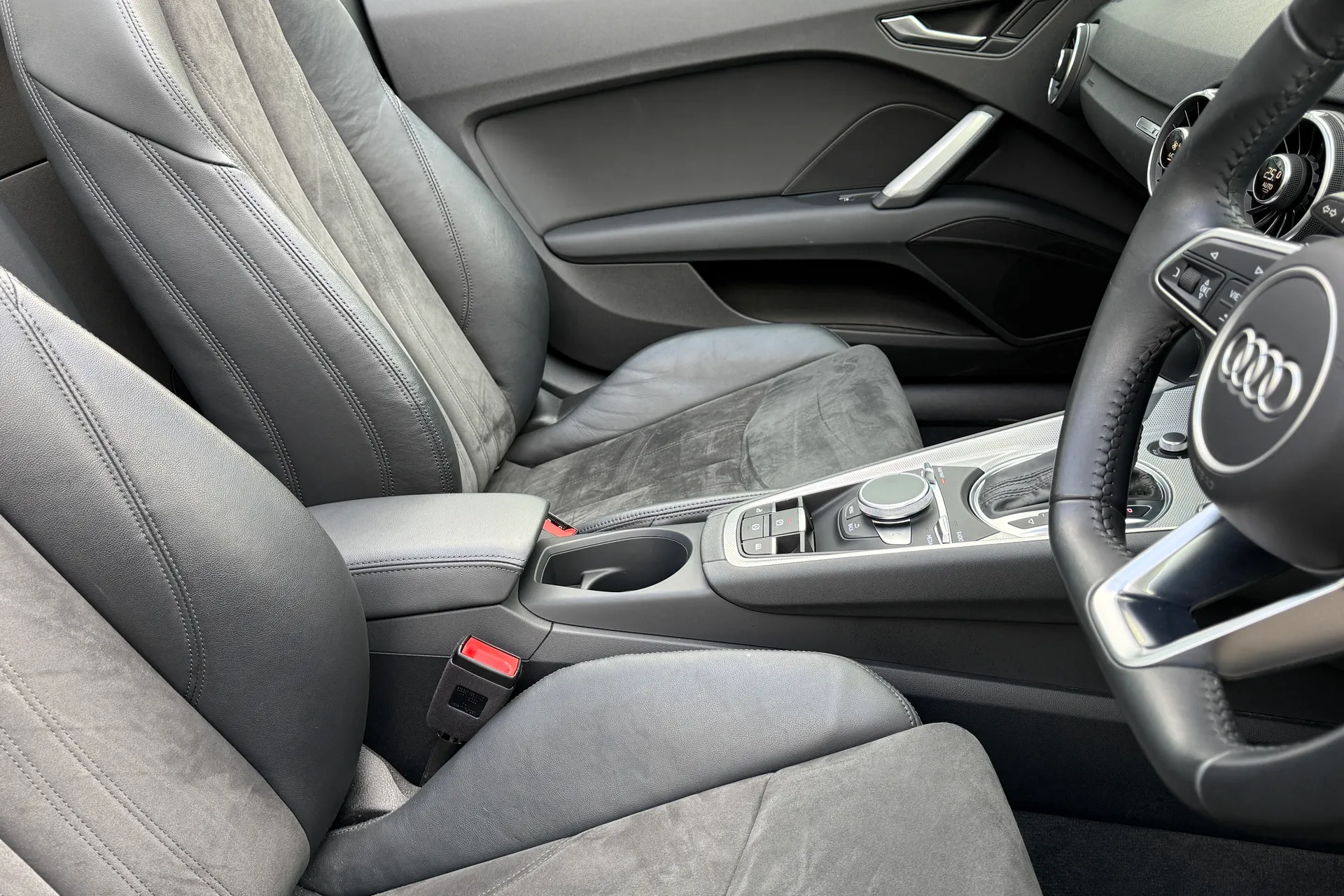 Audi TT thumbnail image number 39