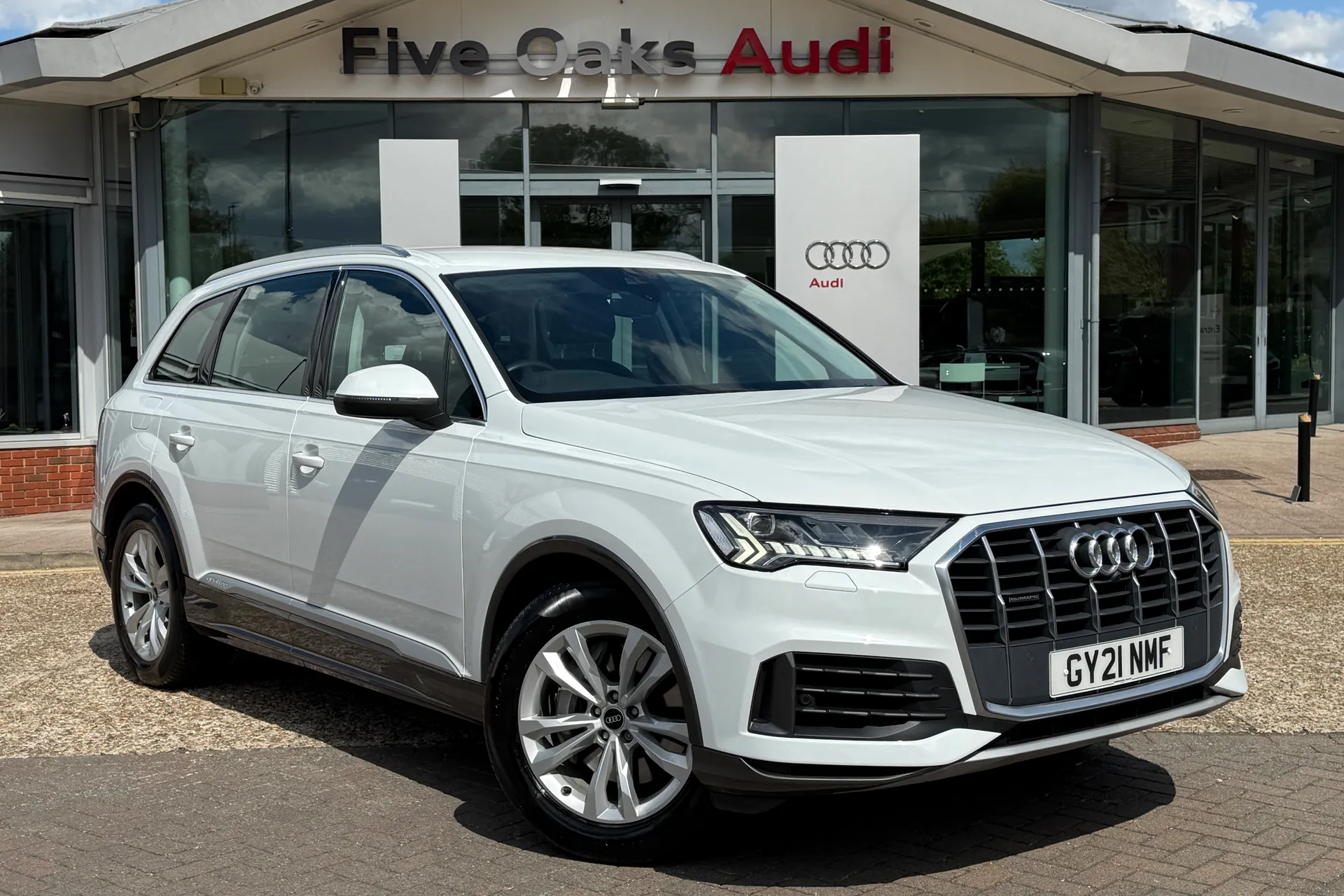 Audi Q7 focused image