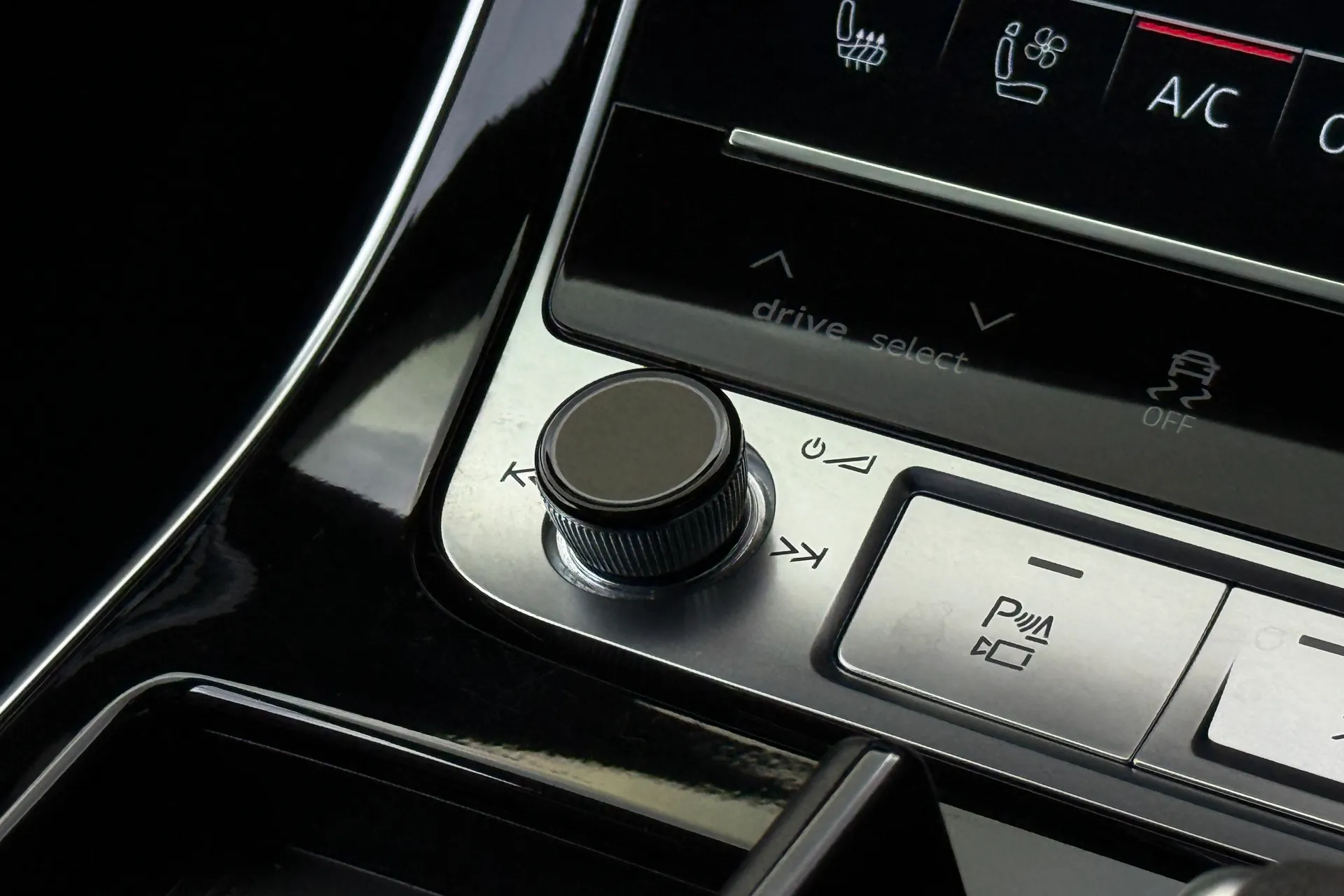 Audi RS Q8 thumbnail image number 30