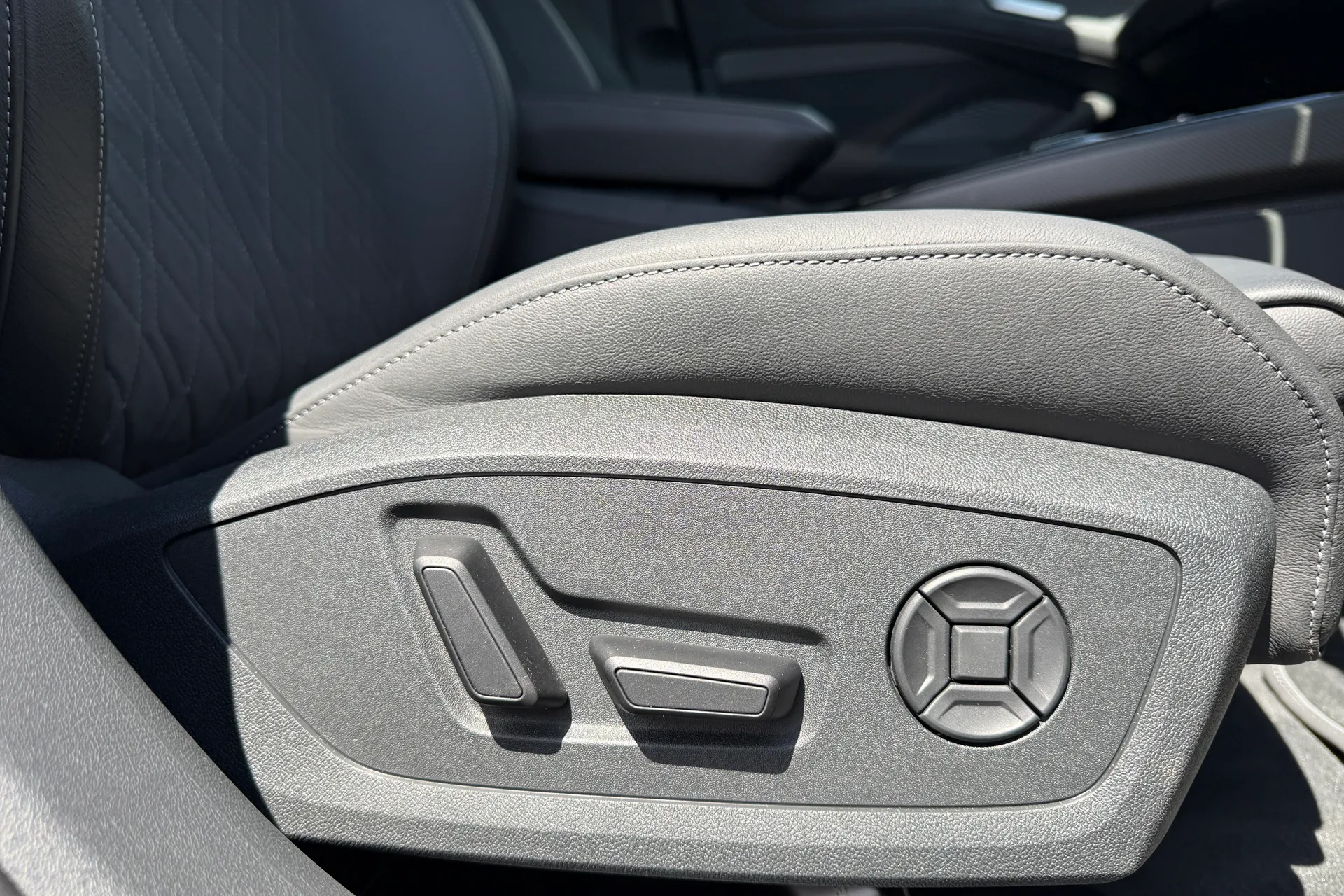 Audi A6 thumbnail image number 28