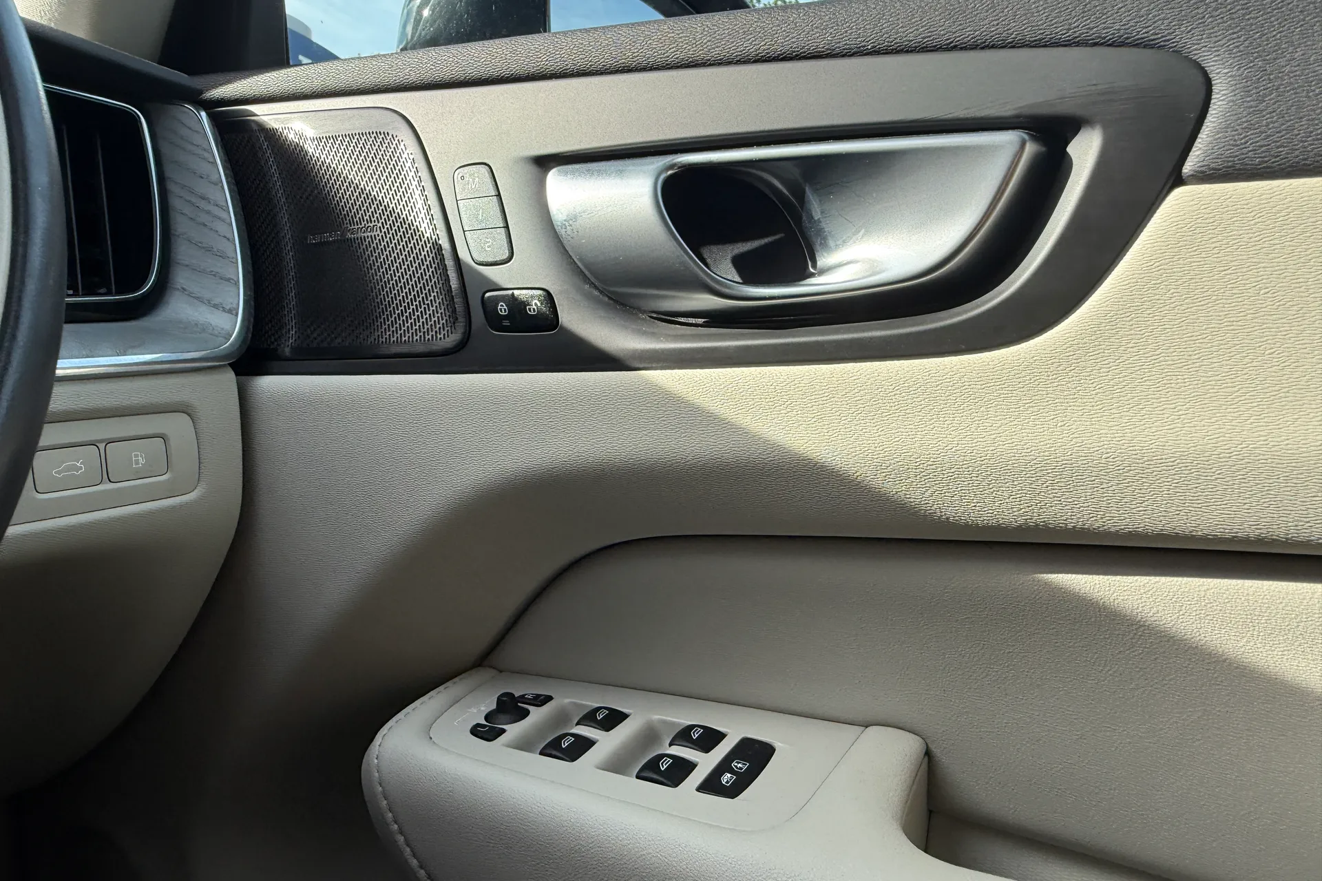 Volvo XC60 thumbnail image number 43